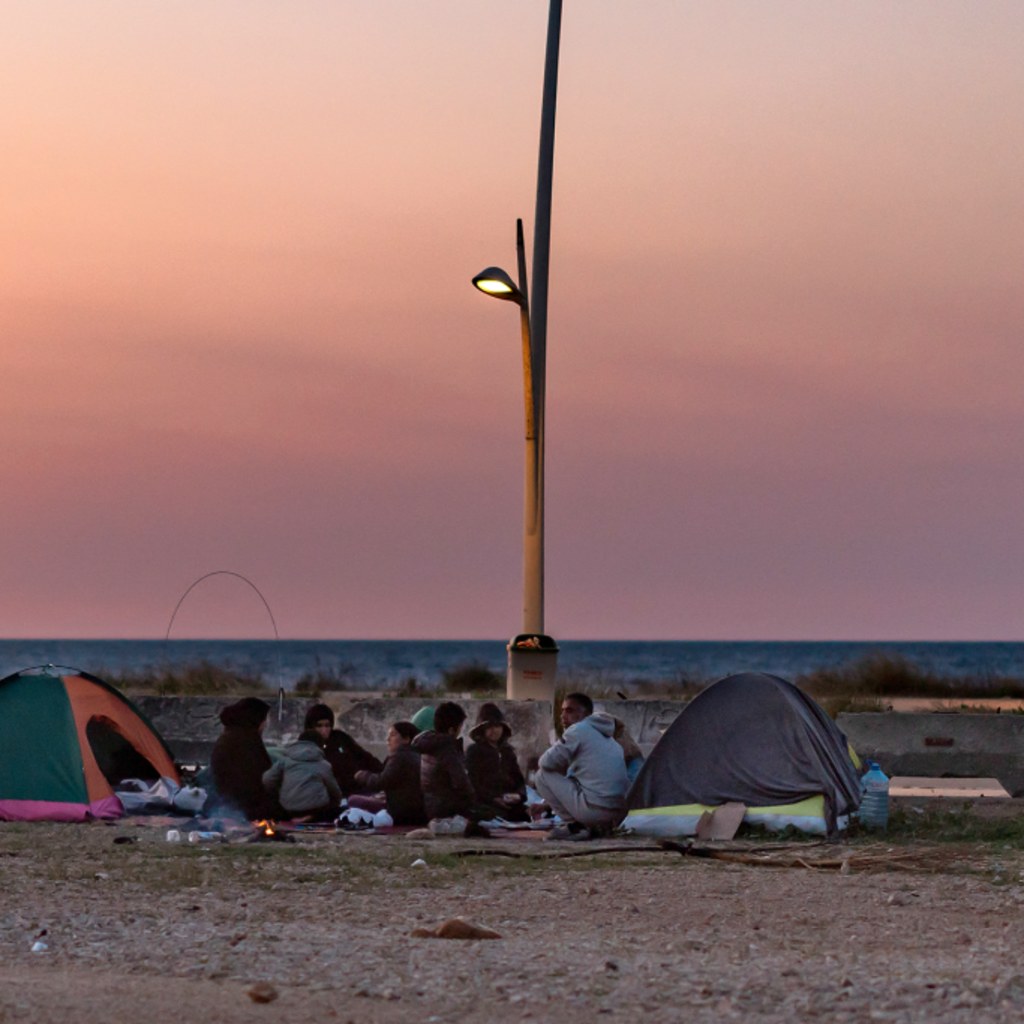 <p>Displaced families set up tents along Beirut’s waterfront after fleeing recent Israel-Hezbollah hostilities, March 10, 2026.</p>