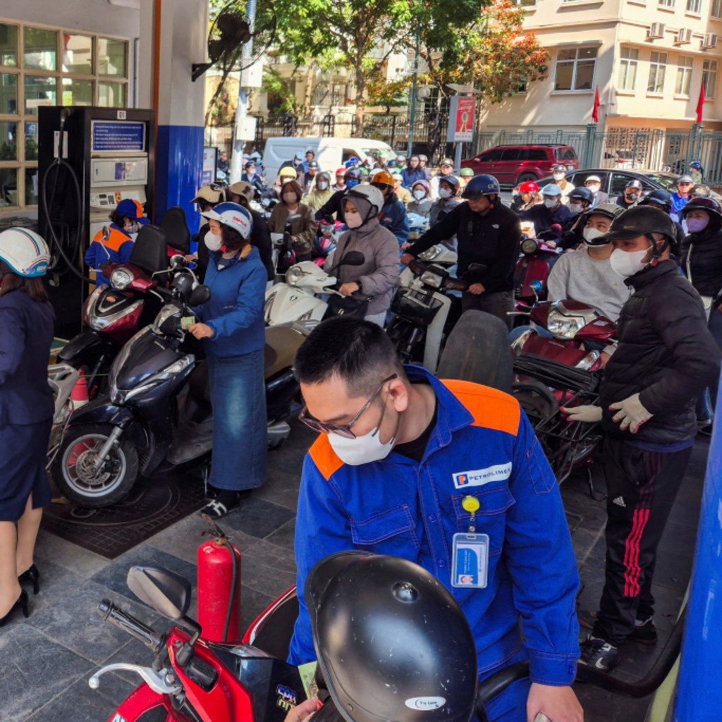<p>People queue to buy petrol at a petrol station after Vietnam’s trade ministry called on local businesses to encourage their employees to work from home to save fuel amid disruptions in supply and price surges triggered by the U.S.-Israeli conflict with<span class="highlight" data-qa-component="highlight-text"> Iran</span>, in Hanoi, Vietnam, on March 10, 2026.</p>
