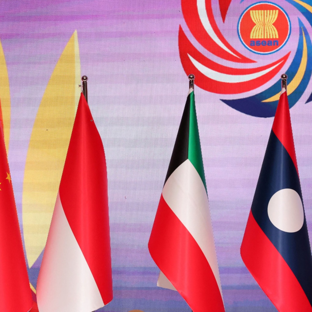An officer arranges the Chinese flag during the ASEAN-GCC-China Summit at the Kuala Lumpur Convention Centre in Kuala Lumpur, Malaysia, May 27, 2025.