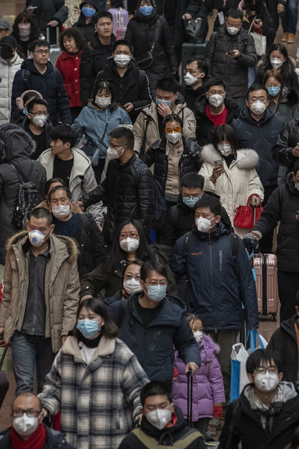 <p>Chinese passengers arrive at a Beijing railway station amid the coronavirus outbreak.</p>