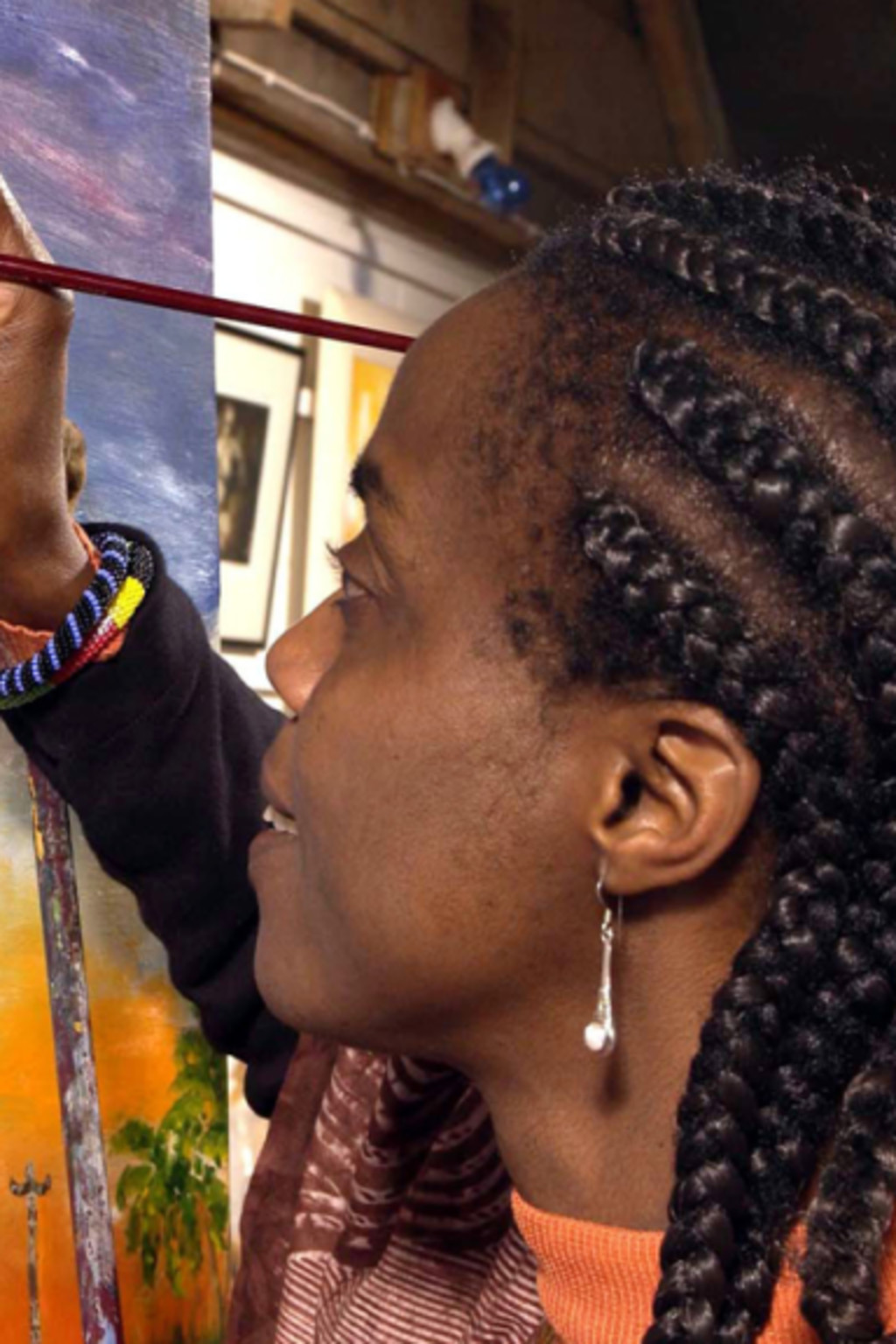 <p>Nigerian artist Chinwe Chukwuogo-Roy works on a portrait of Britain’s Queen Elizabeth II.</p>
