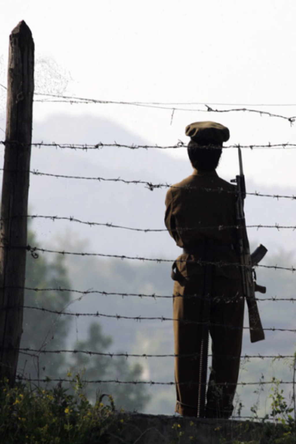 <p>A North Korean soldier guards the banks of the Yalu River opposite the Chinese border town of Hekou, May 31, 2009.</p>