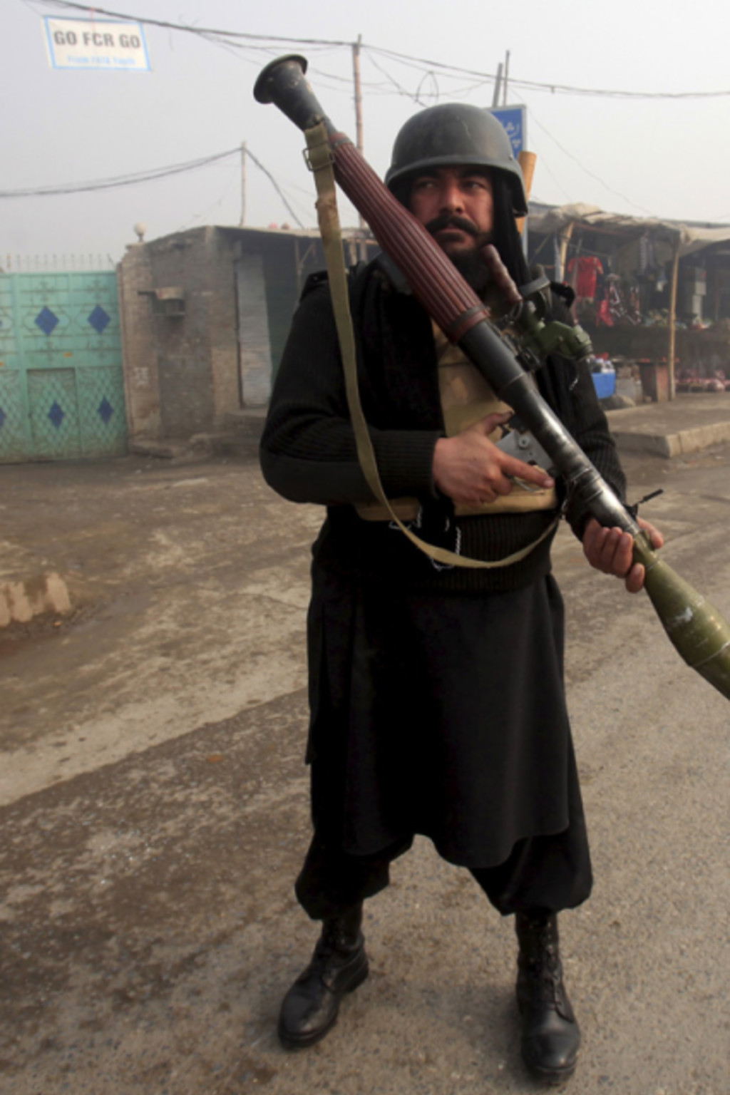 <p>A paramilitary soldier stands guard after a suicide bomber blew himself up near a Peshawar police station. </p>