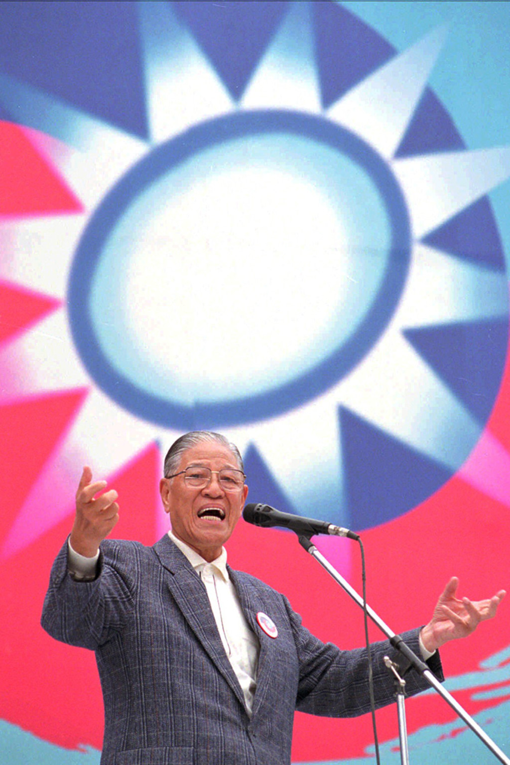 Lee Teng-hui celebrates his electoral victory in Taiwan.