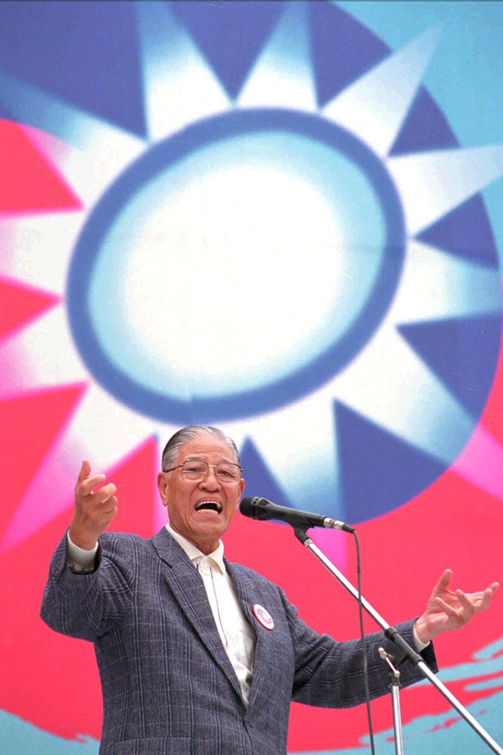 Lee Teng-hui celebrates his electoral victory in Taiwan.