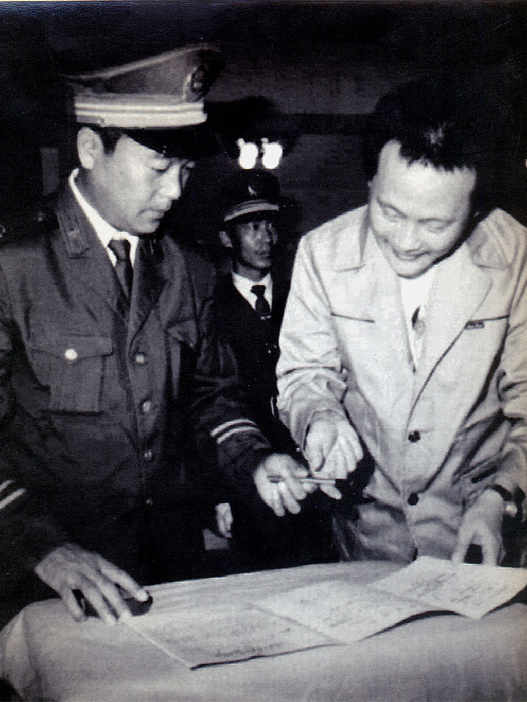 Chinese dissident Wei Jingsheng signs a release document in 1993. 
