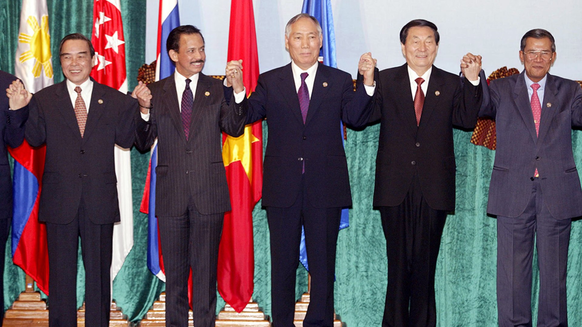 Leaders from Southeast Asian nations and their dialogue partners ahead of the ASEAN+3 meeting, November 4, 2002. Jason Reed/Reuters