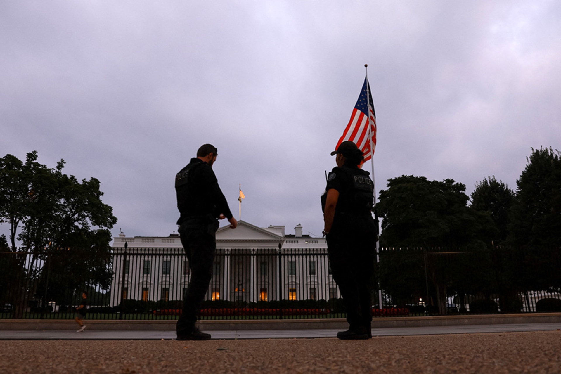 <p>Secret service members keep watch outside the White House, ahead of  meetings with U.S. President Donald Trump, Ukrainian President Volodymyr Zelenskyy, and European leaders to negotiate an end to the war in Ukraine, in Washington, D.C., August 18, 2025.</p>
