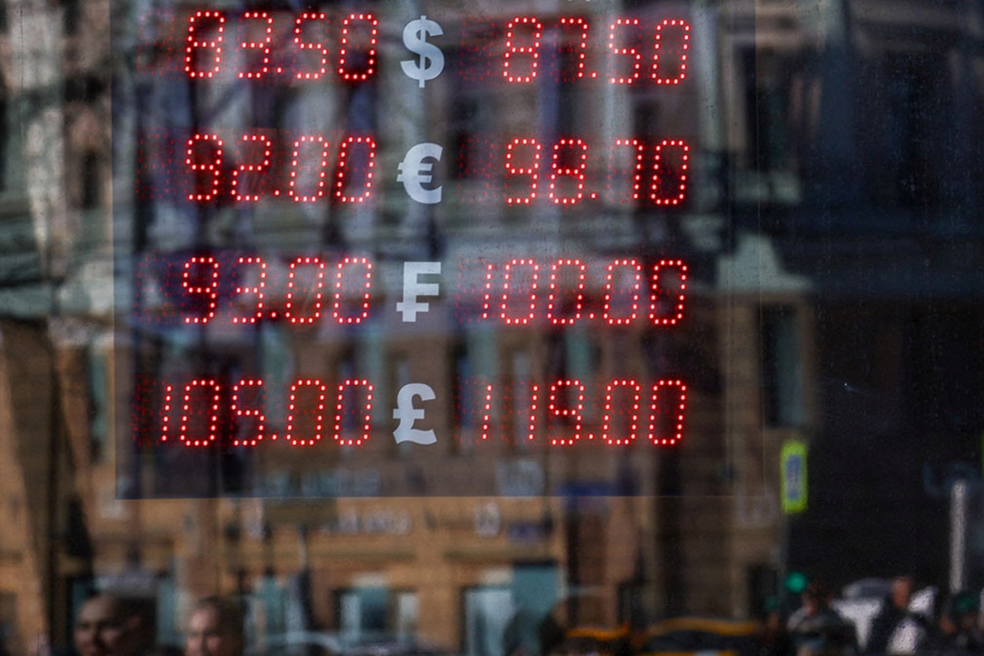 <p>A board shows currency exchange rates in Moscow</p>
