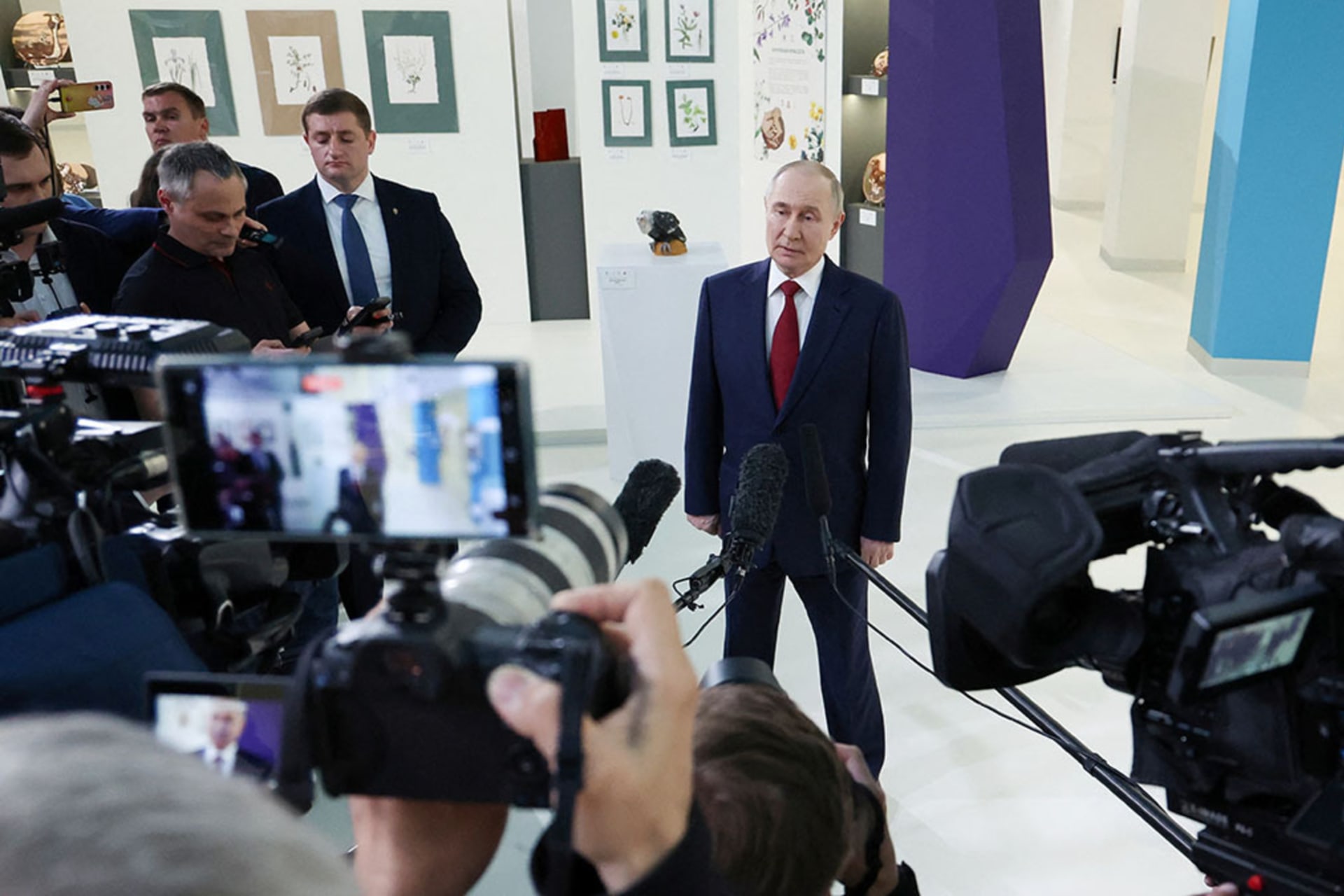 <p>Russian President Vladimir Putin meets with journalists following a phone call with U.S. President Donald Trump at the Sirius educational centre for gifted children near Sochi in the Krasnodar region, Russia, May 19, 2025.</p>