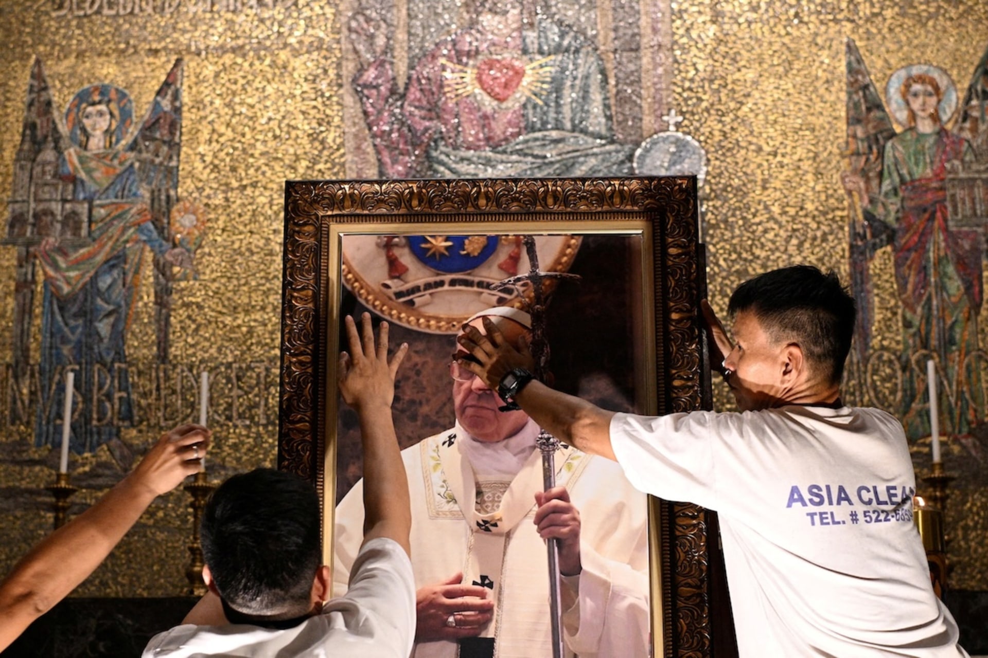 <p>Church workers attach a picture of Pope Francis, following the Vatican’s announcement of his death, at the Manila Cathedral in Manila, Philippines, April 21, 2025.</p>
