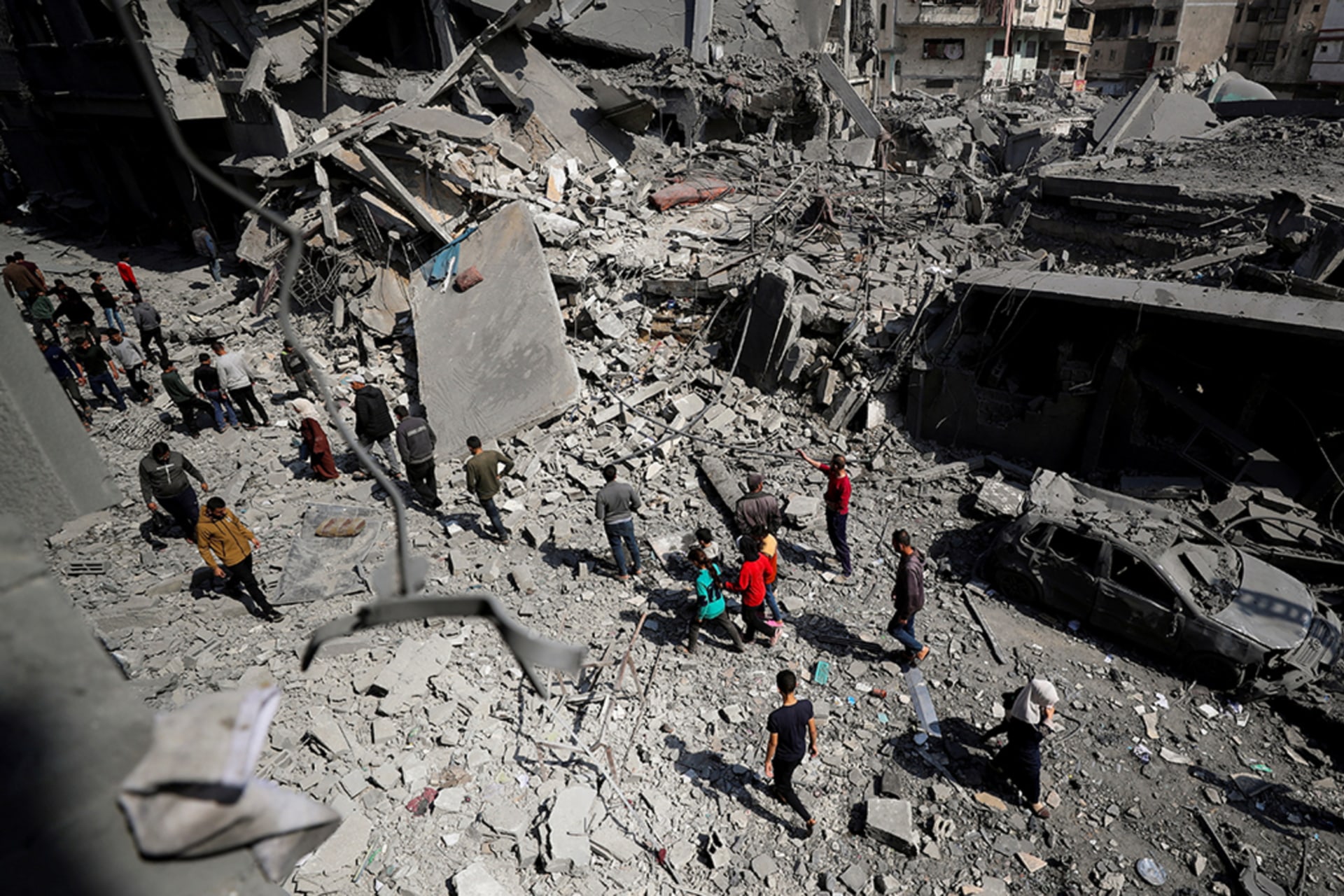 <p>Palestinians inspect the site of an Israeli strike on a residential building in Jabalia in the northern Gaza Strip March 18, 2025. </p>