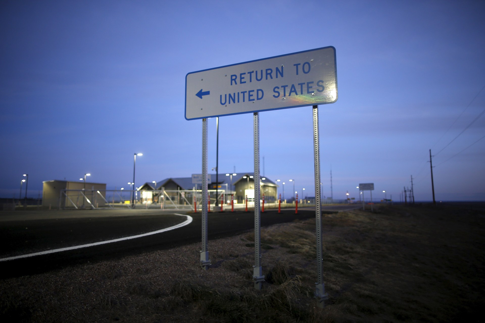 <p>A United States border post into Canada is seen before it opens in the morning near Havre, Montana, United States, November 20, 2015. Picture taken November 20, 2015.</p>