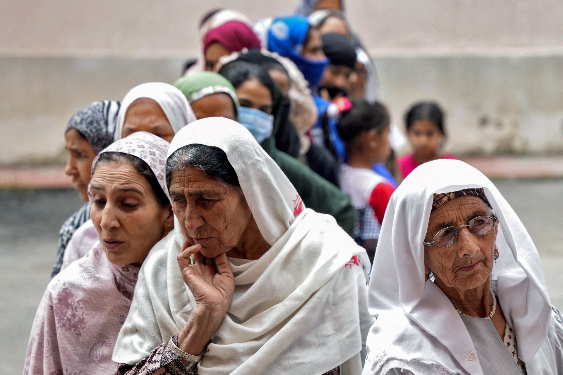 <p>Women wait to cast their votes at a polling station during the fourth phase of India’s general election in Srinagar May 13, 2024. </p>