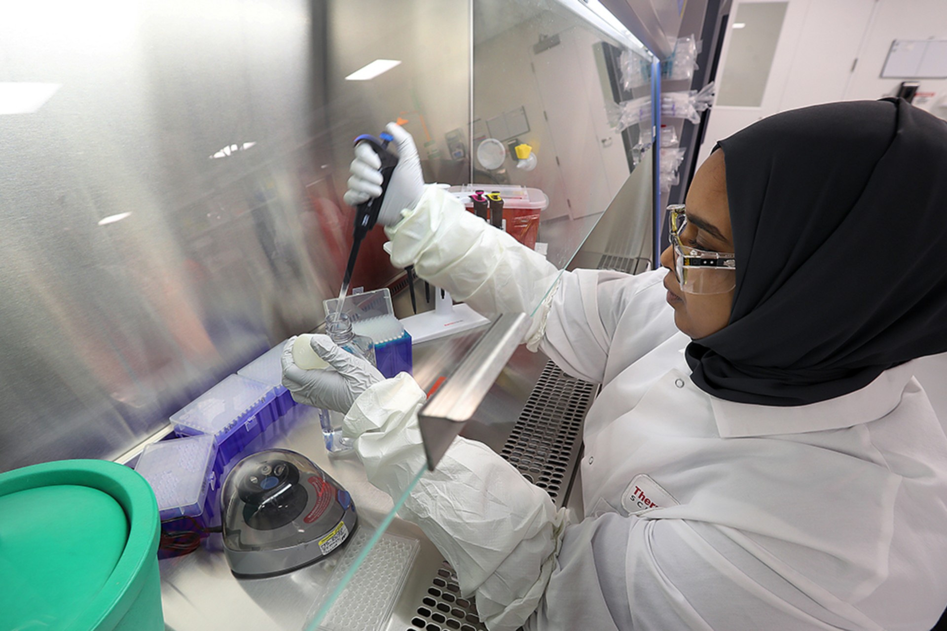 <p>Plainville, MA – September 19: Thermo-Fisher Scientist Nour Tabidi prepares a DNA sample in a lab.</p>