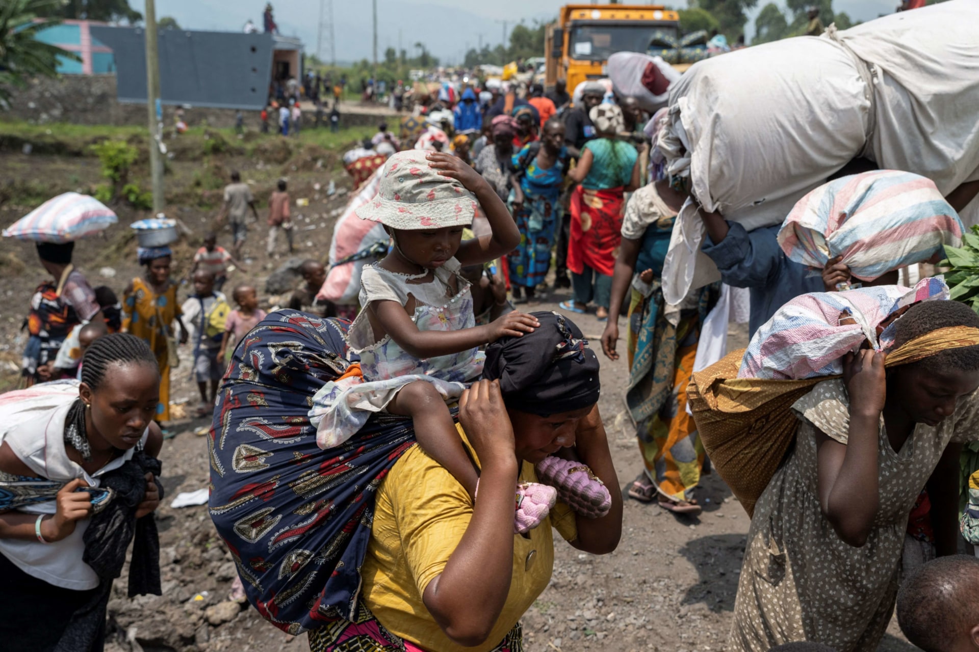 <p>Congolese people carry their belongings as they flee following clashes between M23 rebels and the Armed Forces of the Democratic Republic of Congo (FARDC); towards Goma, Democratic Republic of Congo, on February 7, 2024.</p>