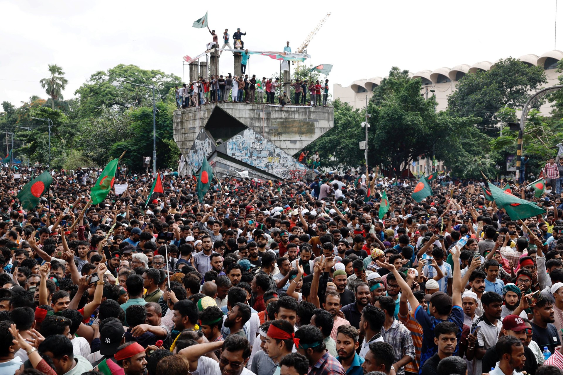 <p>People celebrate the resignation of Bangladeshi Prime Minister Sheikh Hasina in Dhaka, Bangladesh, August 5, 2024.</p>