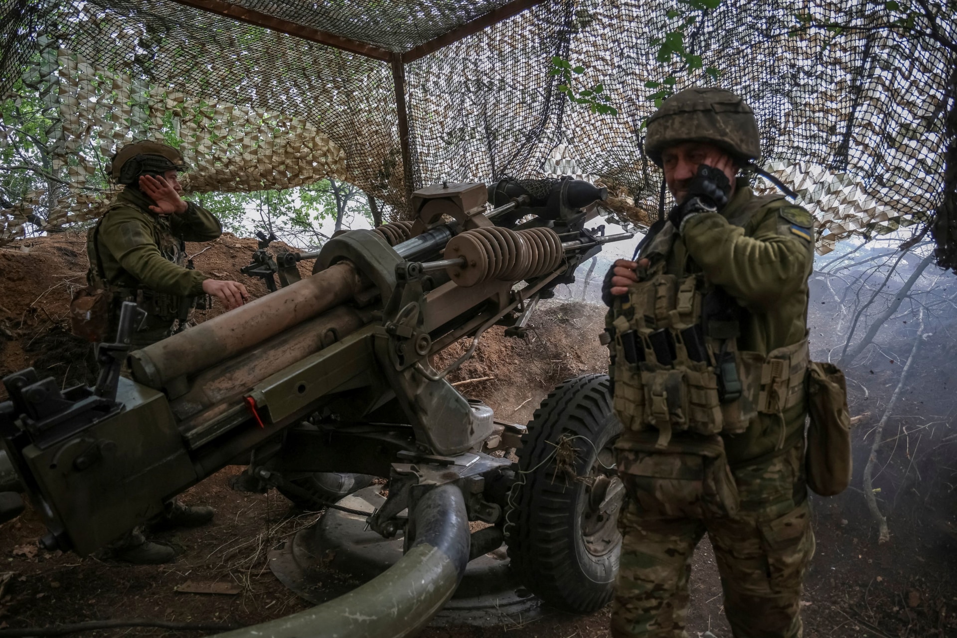 <p>Ukrainian service members fire a L119 howitzer in Donetsk region.</p>