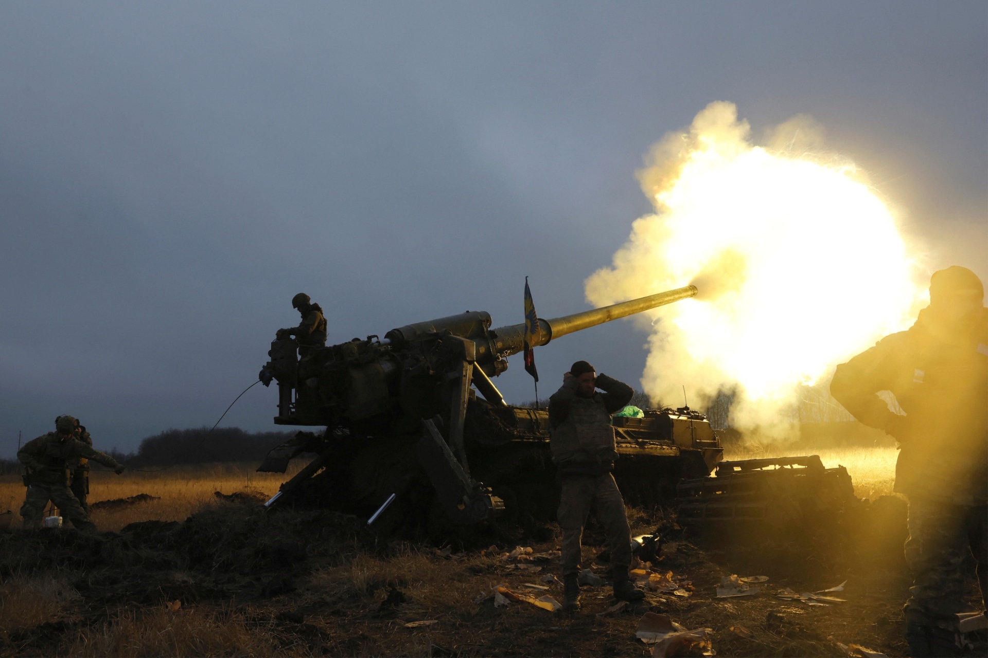 <p>Ukrainian soldiers with the 43rd Heavy Artillery Brigade fire a projectile cannon in Bakhmut, Ukraine, on December 26, 2022. </p>