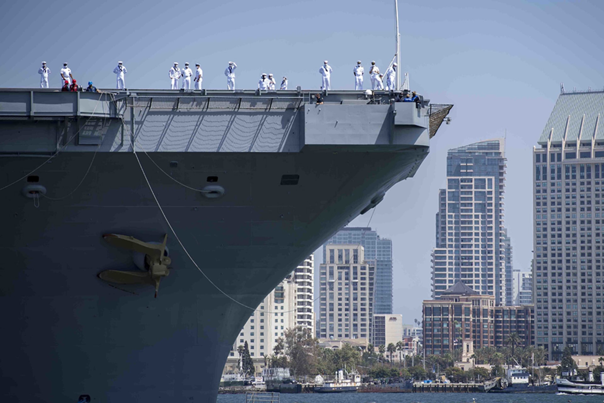 <p>Sailors man the rails aboard Nimitz-class nuclear aircraft carrier USS Carl Vinson (CVN 70) at the Port of San Diego.</p>
