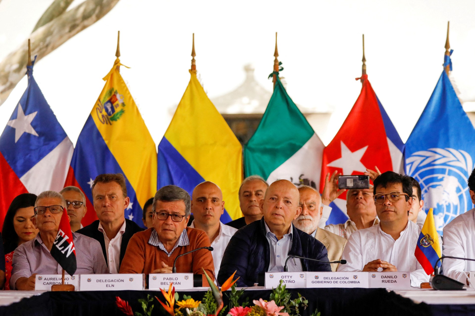 <p>Representatives of the Colombian government and members of the ELN announce the second round of peace talks at a press conference.</p>