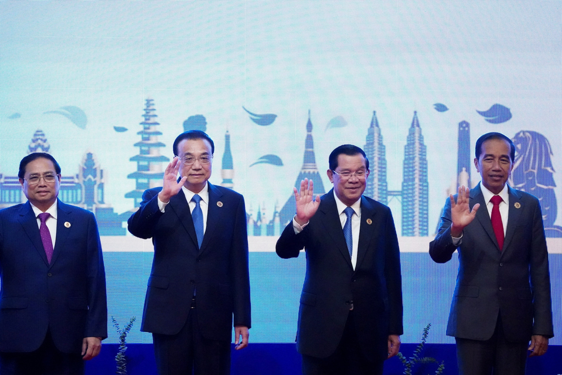 <p>ASEAN leaders pose for a group photo with Chinese Premier Li Keqiang during the ASEAN summit held in Phnom Penh, Cambodia, on November 11, 2022.</p>
