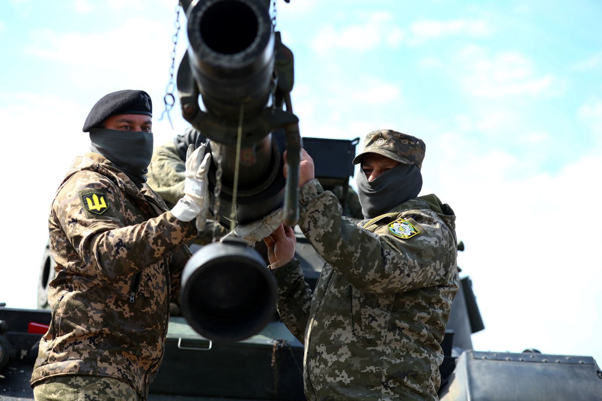 <p>Ukrainian soldiers undergo maintenance training on Leopard 1A5 tanks in Klietz, Germany, on May 5, 2023. </p>