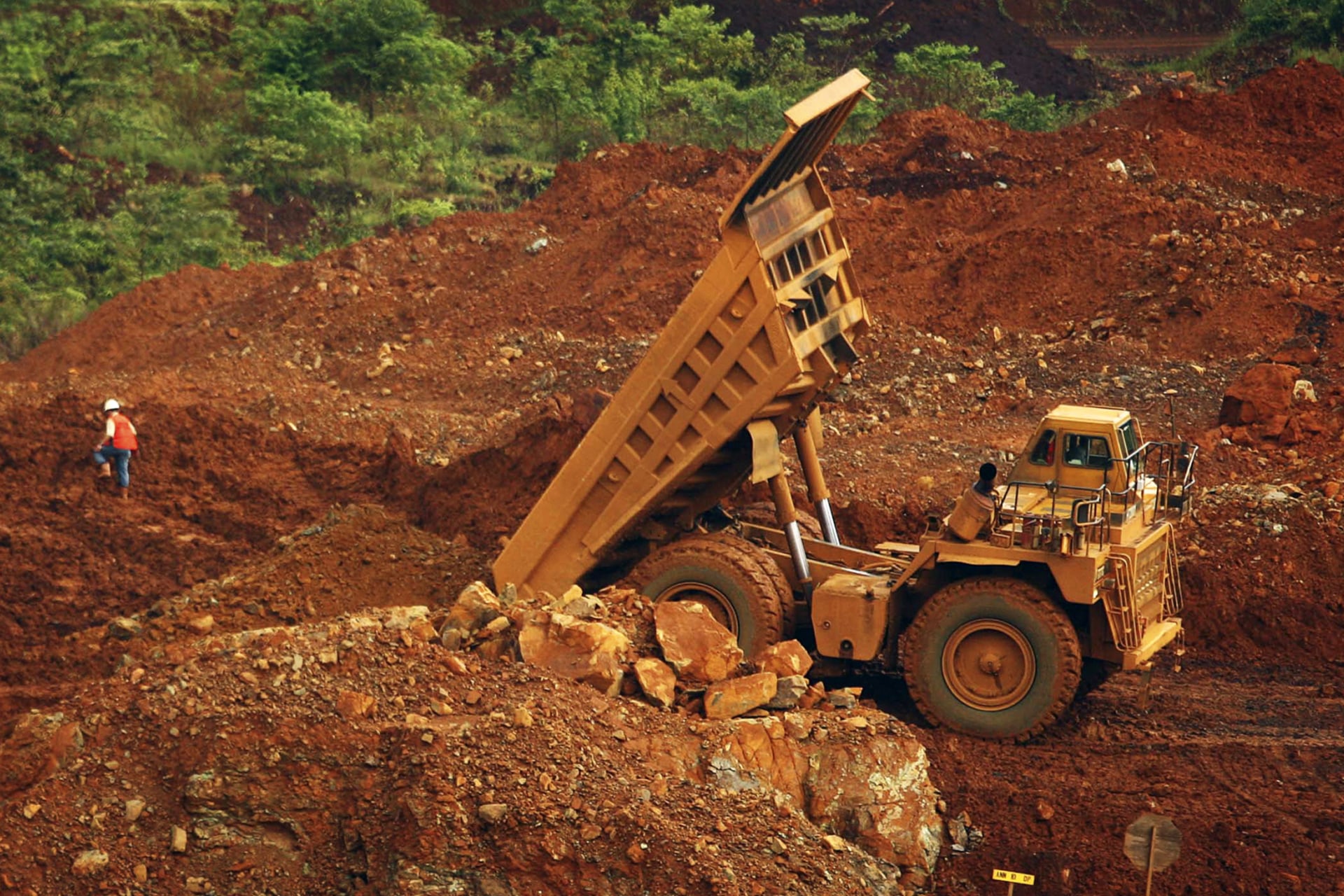 <p>The digging of raw nickel ore near Sorowako, Indonesia’s Sulawesi island, on January 8, 2014. </p>