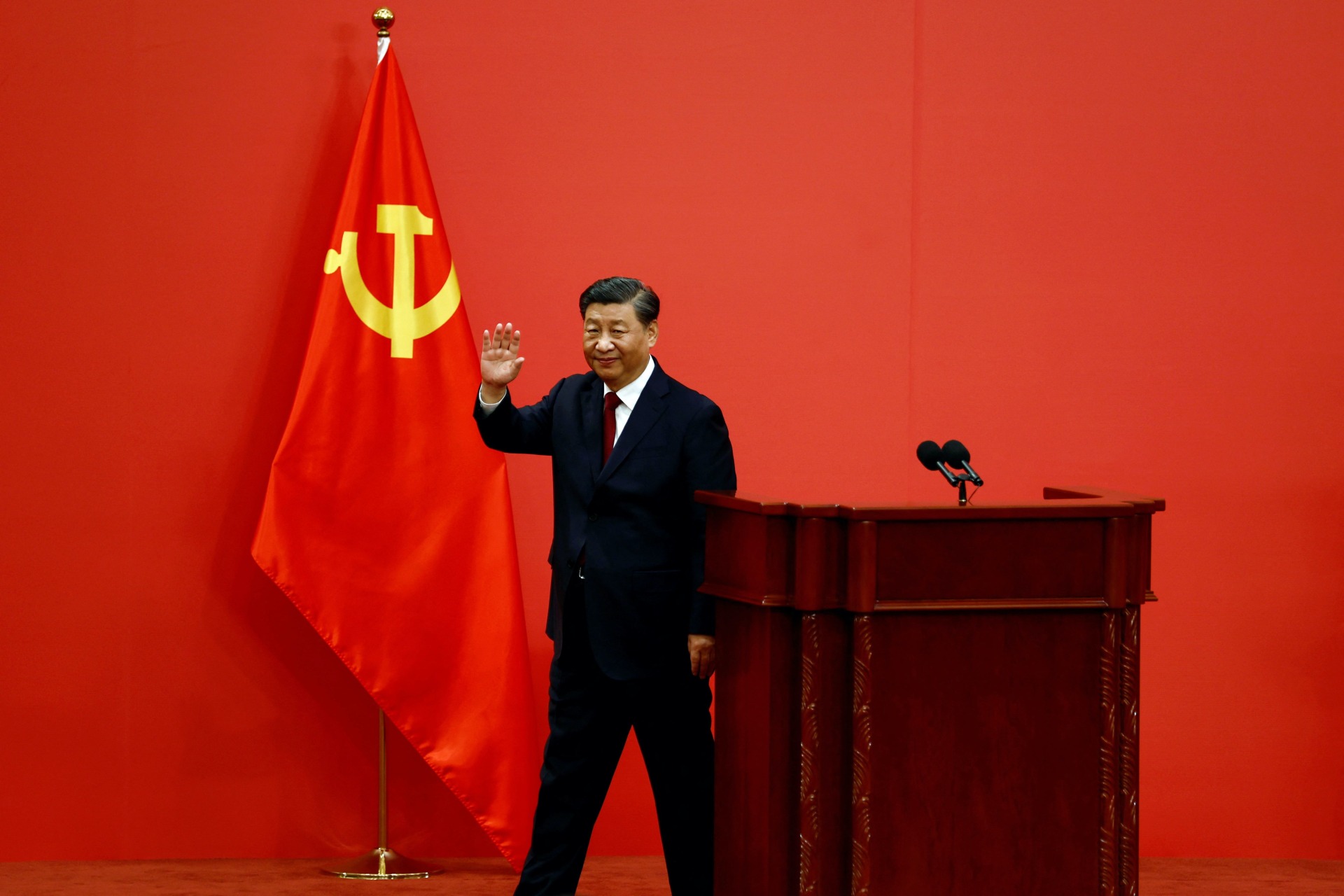 <p>Chinese President Xi Jinping waves after his speech as the new Politburo Standing Committee members meet the media following the 20th National Congress of the Communist Party of China, at the Great Hall of the People in Beijing, China October 23, 2022.</p>