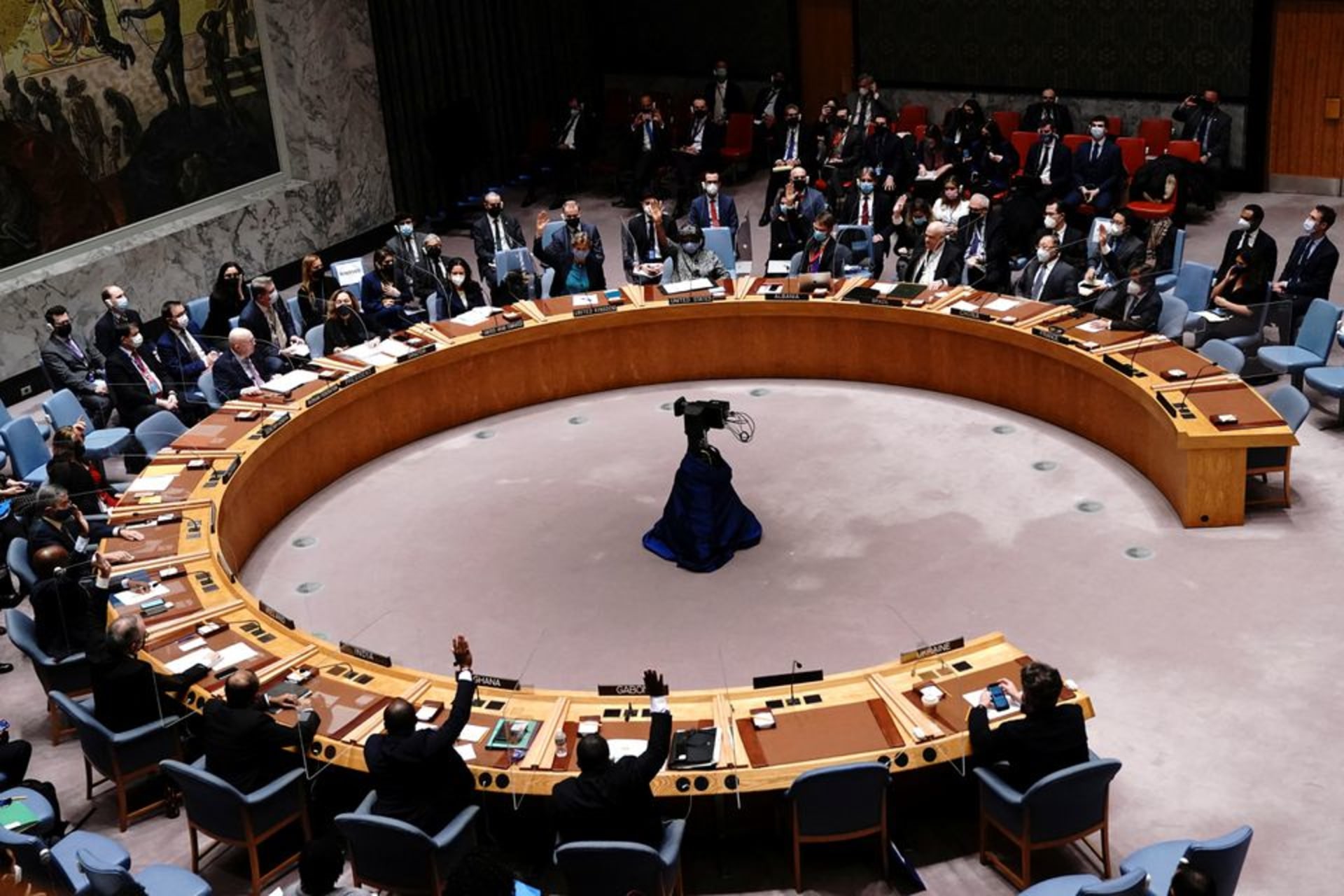 <p>UN Security Council members vote during a session in February 2022.</p>