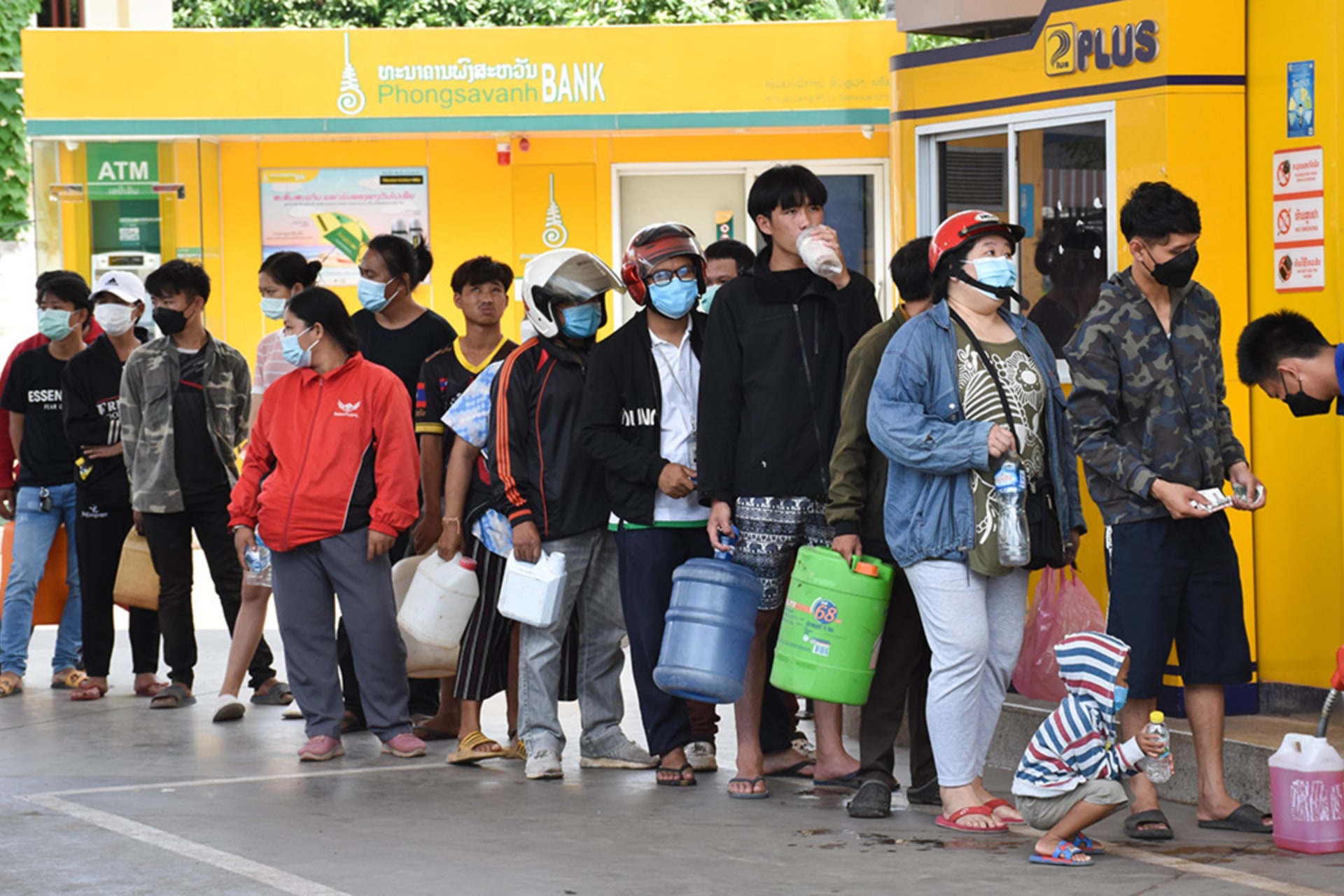 <p>Citizens queue up for fuel at a petrol station in Vientiane, Laos on May 14, 2022. Laos’ inflation rate climbed to 12.8 percent in May on a yearly basis, the highest in 18 years, according to the latest report from the Lao Statistics Bureau</p>