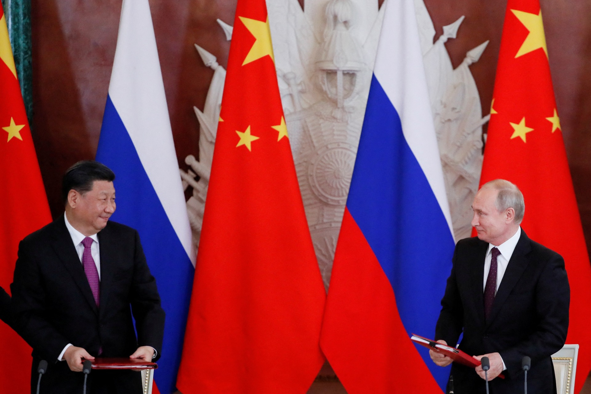 <p>Russian President Vladimir Putin and his Chinese counterpart Xi Jinping look on during a signing ceremony in Moscow, Russia, June 5, 2019.</p>
