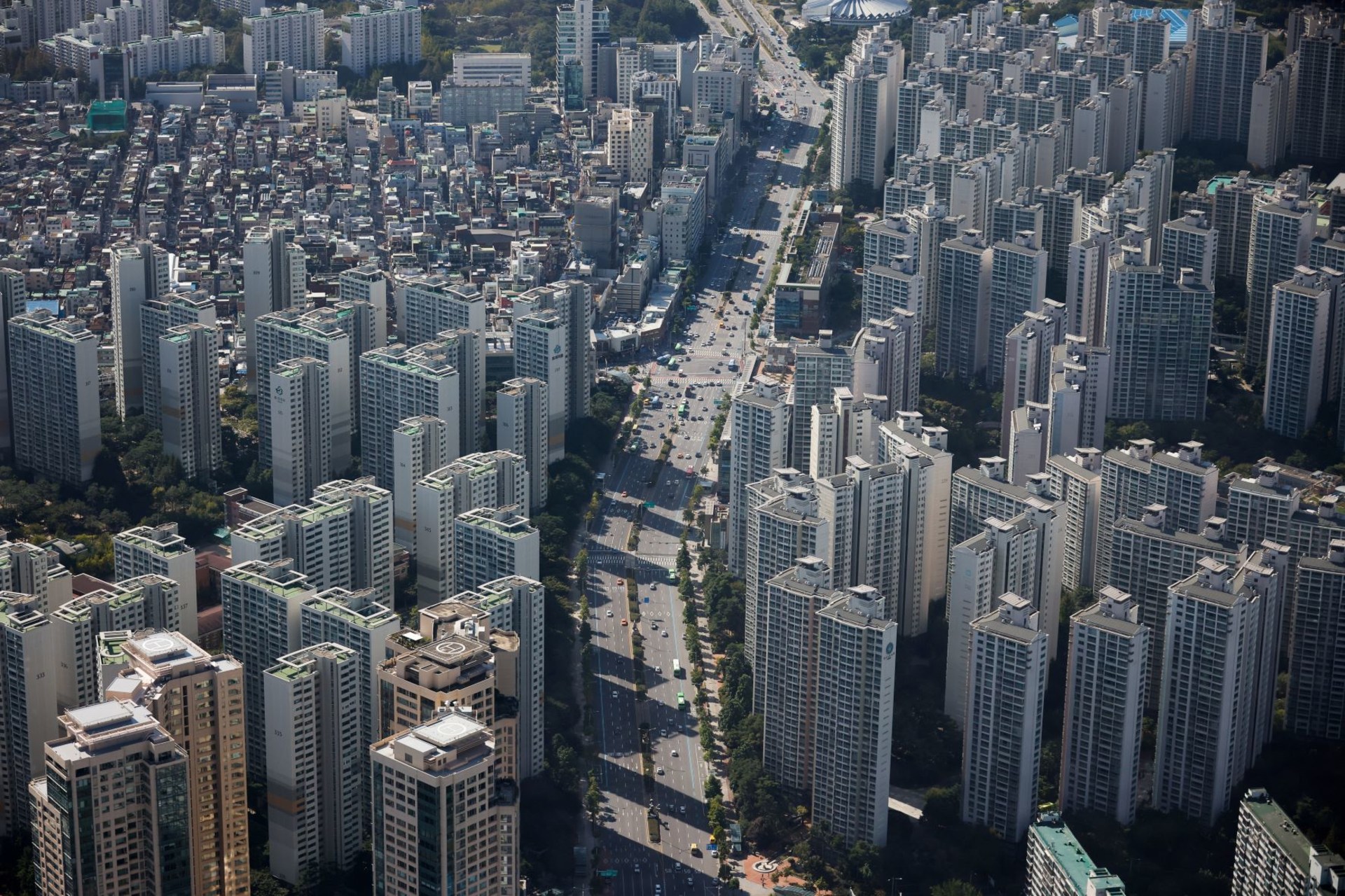 <p>An aerial view shows apartment complexes in Seoul.</p>

