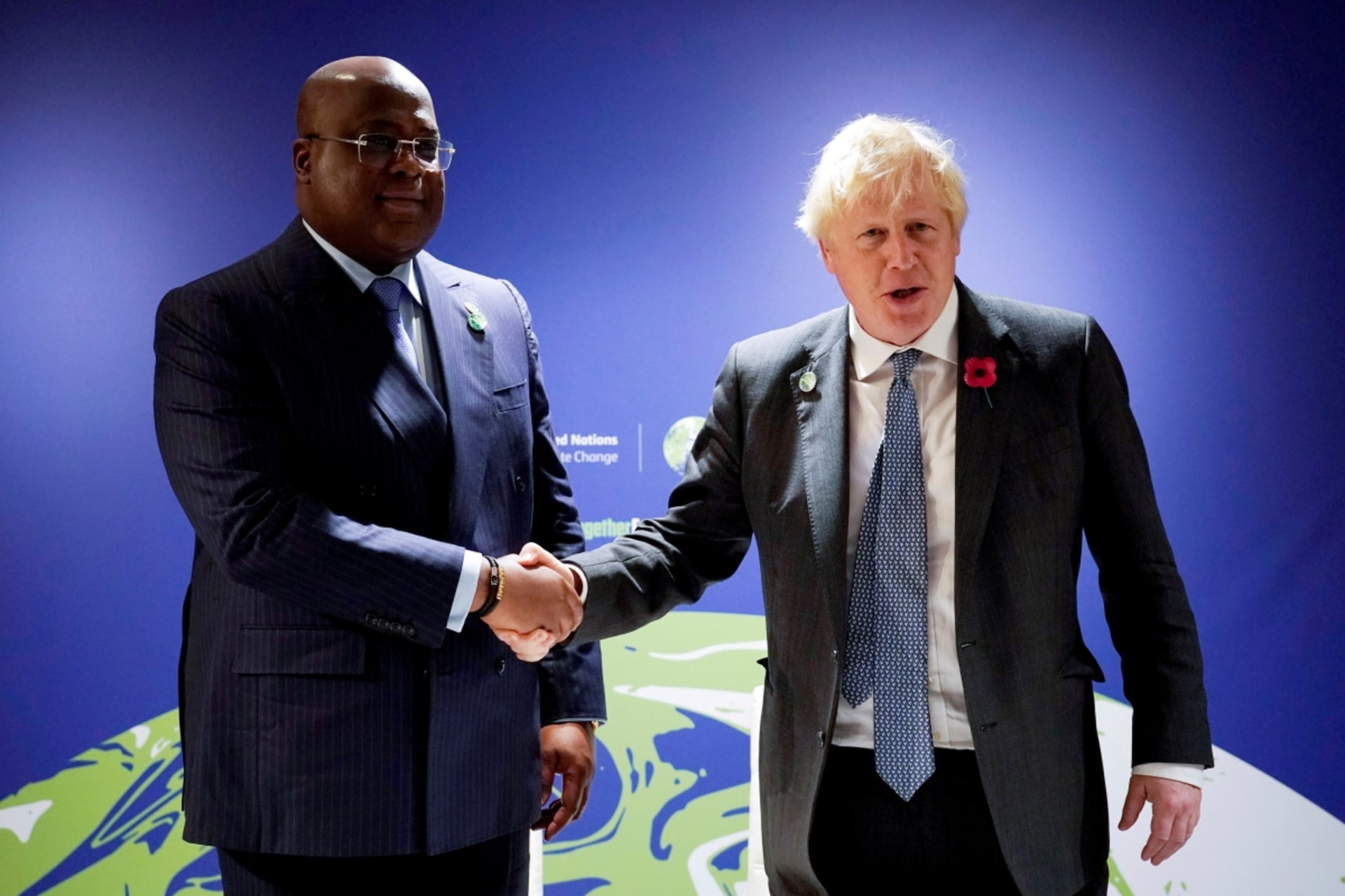 <p>British Prime Minister Boris Johnson shakes hands with Democratic Republic of Congo’s president, Felix Tshisekedi, during the UN Climate Change Conference (COP26) in Glasgow, Scotland, United Kingdom on November 2, 2021.</p>