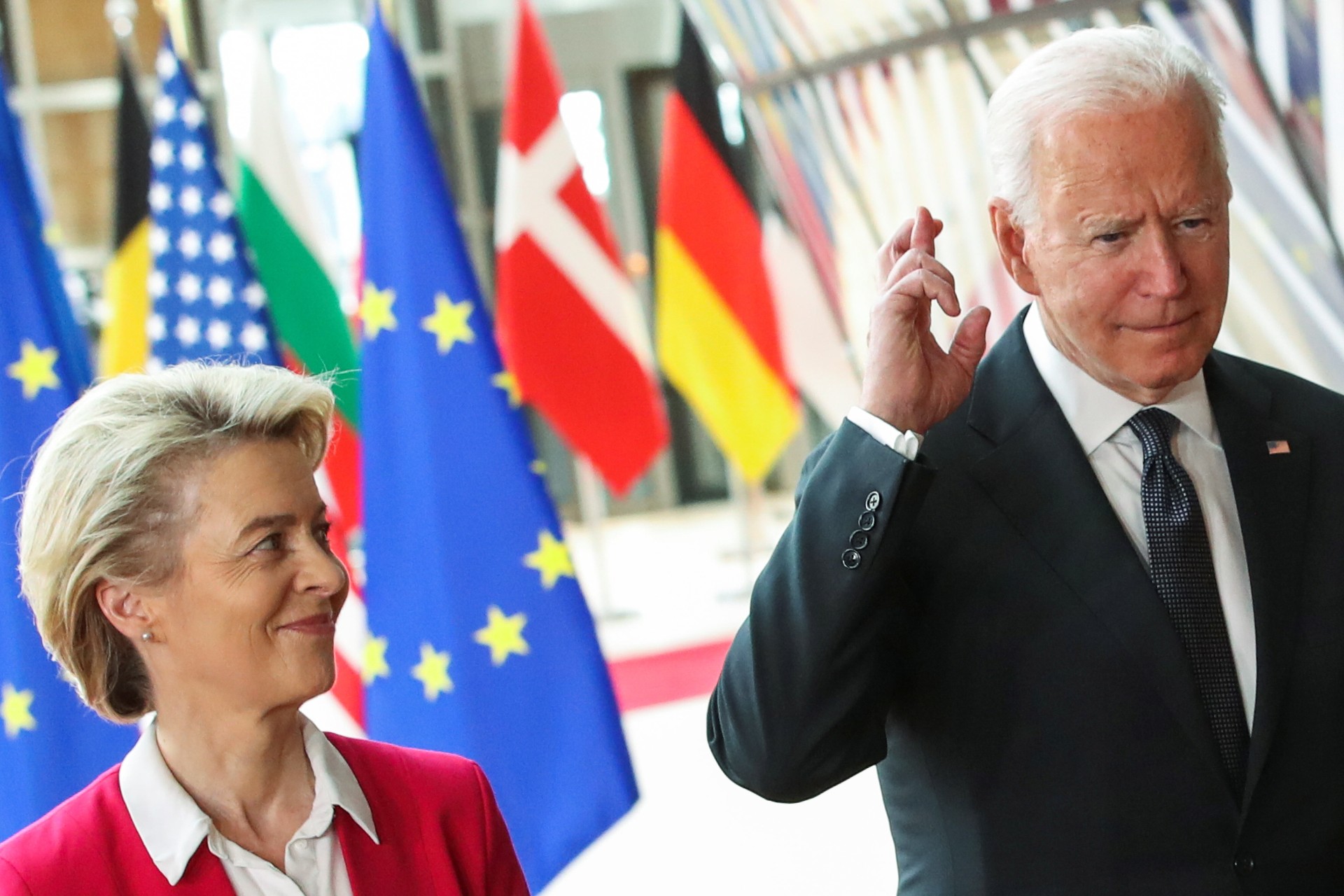 <p>U.S. President Joe Biden crosses his fingers next to European Commission President Ursula von der Leyen as they attend the EU-US summit, in Brussels, Belgium June 15, 2021.</p>
