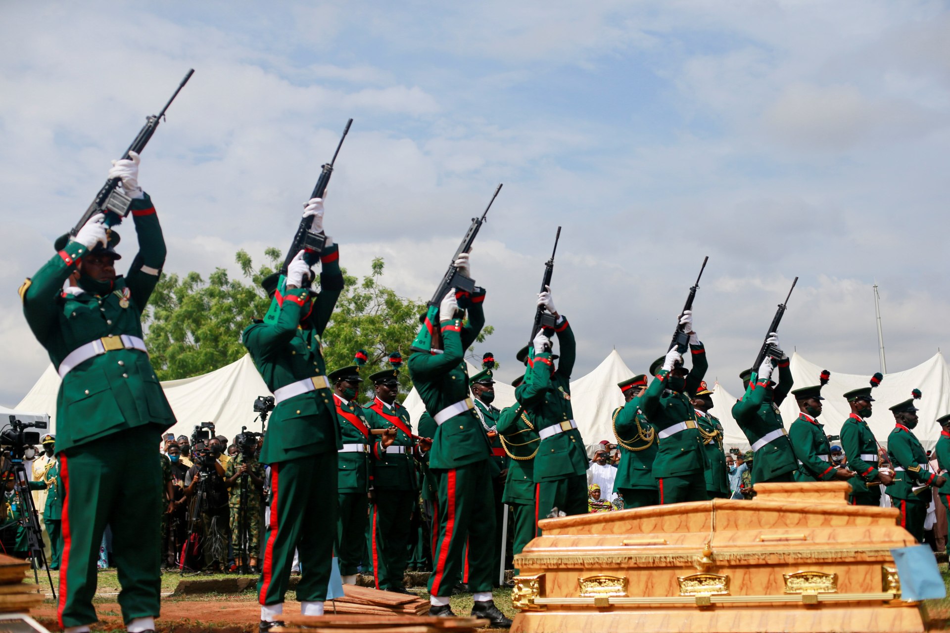 <p>Nigerian army officers raise their guns during the gun salute at the burial of victims of a military airplane crash carrying Nigeria’s army chief, Lieutenant General Ibrahim Attahiru, and ten other officers, in Abuja, Nigeria on May 22, 2021.</p>