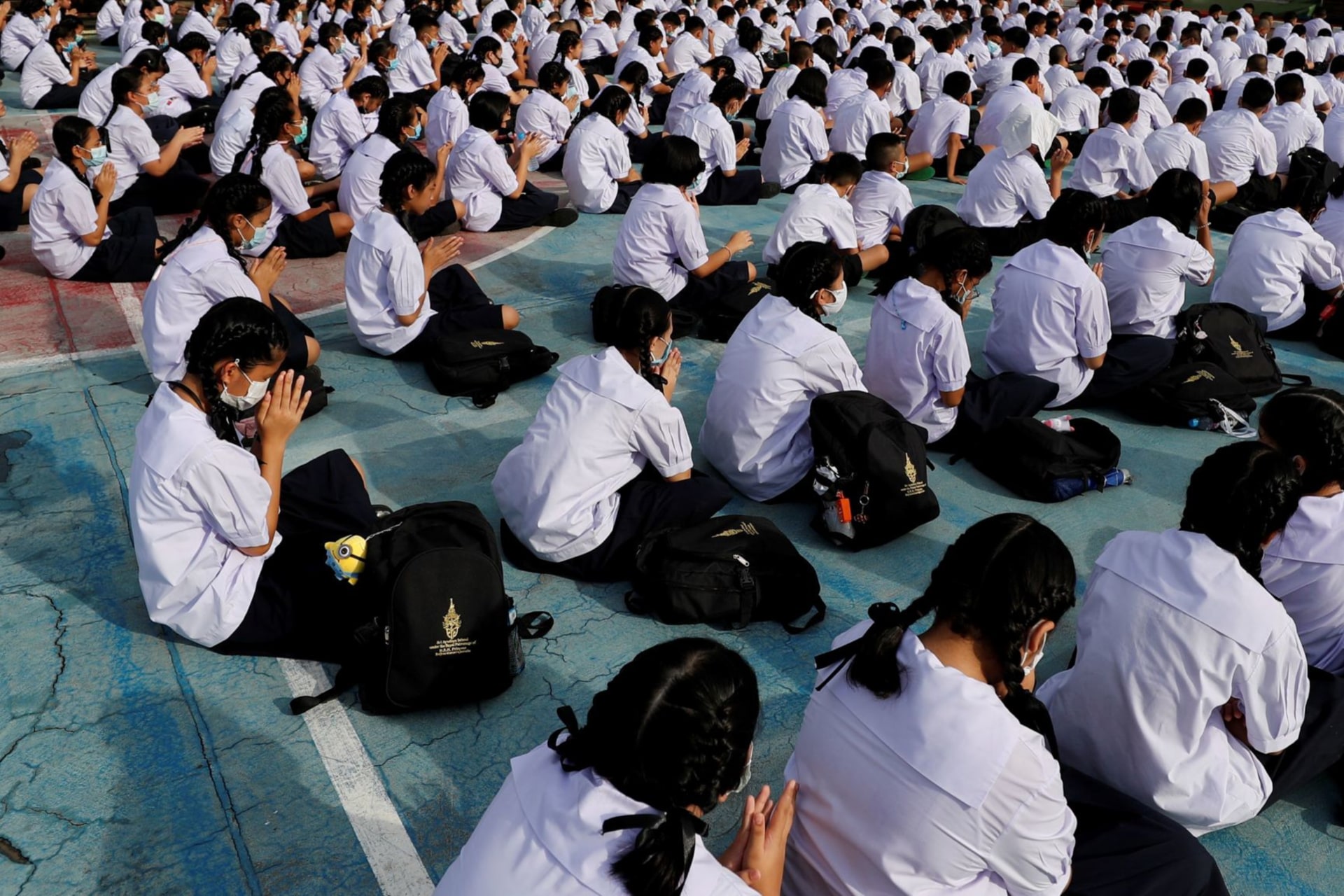 <p>Thai schoolgirls gather before their lessons in Bangkok. </p>

