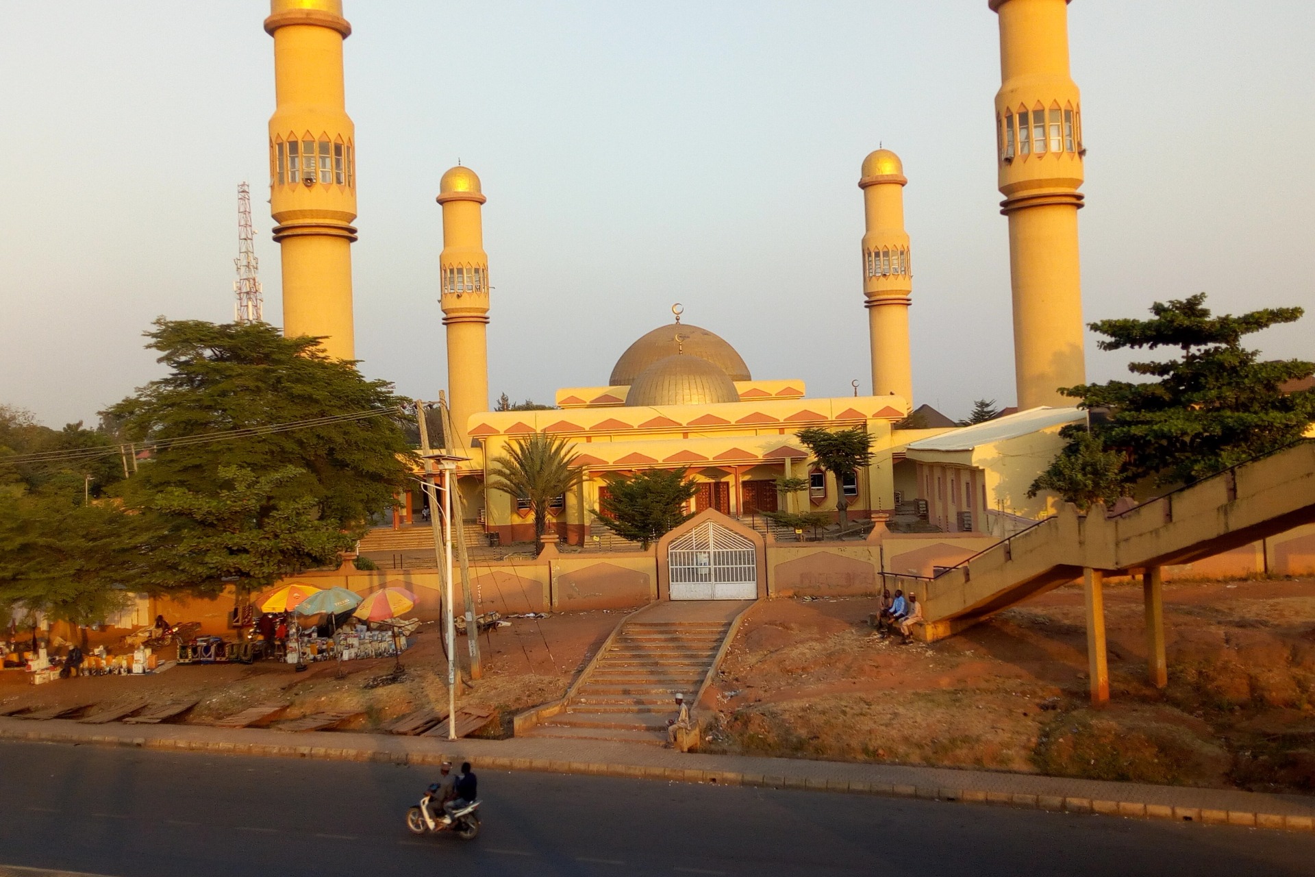 <p>Sultan Bello Mosque, also known as the Kaduna Central Mosque, in Kaduna, Nigeria. The mosque is named after the former Sultan of Sokoto, Muhammadu Bello, son of Usman dan Fodio, founder of the Sokoto Caliphate.</p>