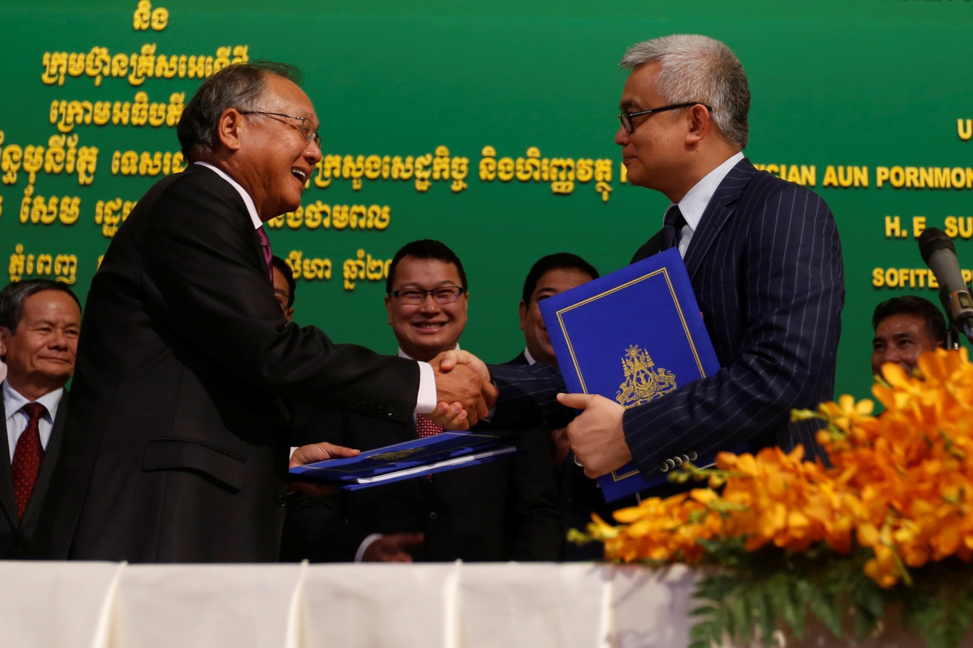 <p>Chairman of the KrisEnergy Group Tan Ek Kia (L) shakes hands with Cambodian Minister of Economy and Finance Aun Pornmoniroth during a signing ceremony in Phnom Penh, Cambodia on August 23, 2017.</p>