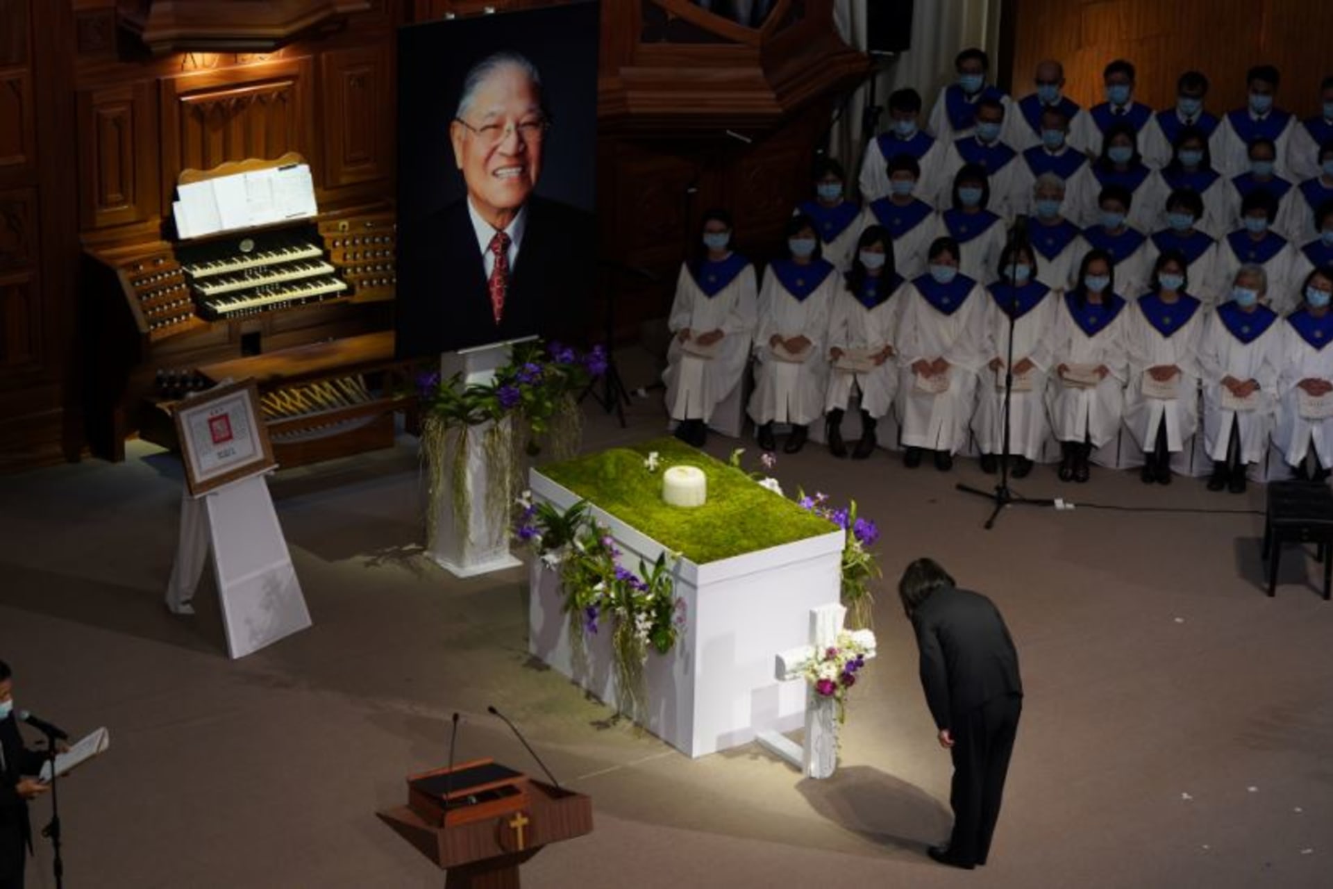 <p>Taiwan President Tsai Ing-wen attends a memorial service for late Taiwan President Lee Teng-hui at a chapel of Aletheia University in New Taipei City, Taiwan.</p>