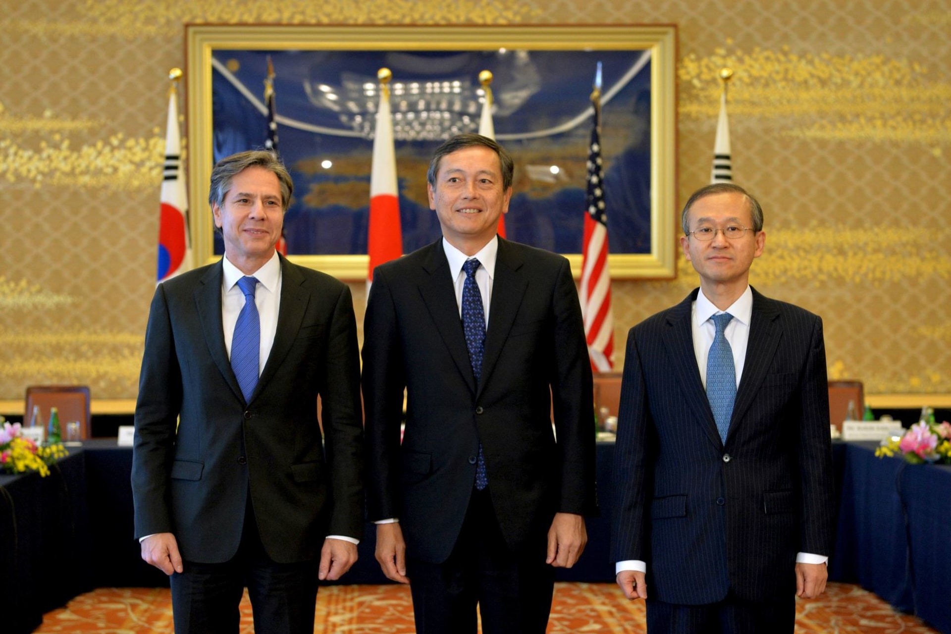 <p>Japan’s Vice Foreign Minister Akitaka Saiki (C), U.S. Deputy Secretary of State Antony Blinken (L) , and South Korean First Vice Foreign Minister Lim Sung-nam pose at the start of their trilateral meeting, at the foreign ministry’s Iikura guest house.</p>
