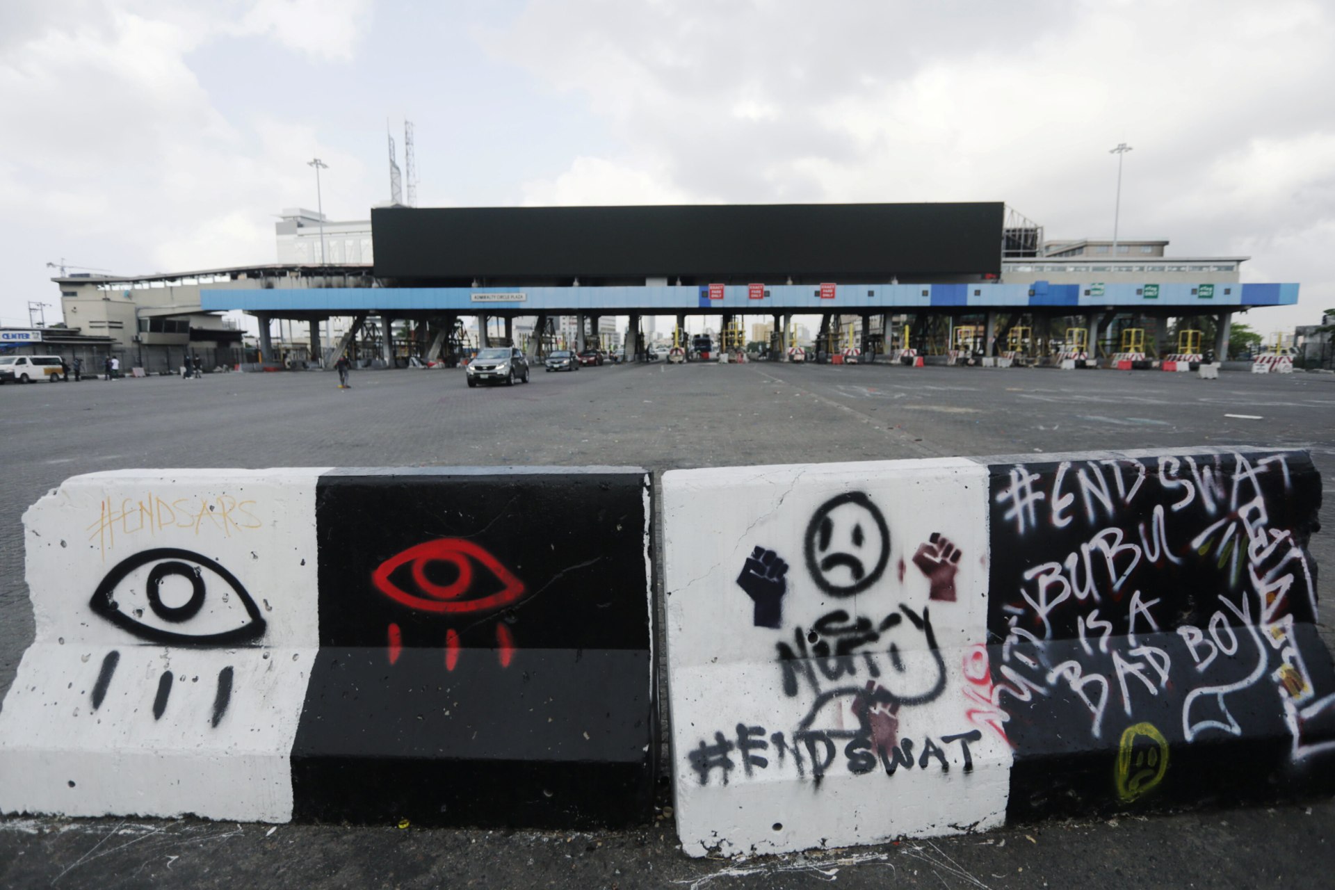 <p>A view shows a road blockade at the Lekki toll gate, as Nigeria’s Lagos State eases a round-the-clock curfew imposed in response to protests against alleged police brutality, after days of unrest, in Lagos, Nigeria on October 24, 2020.</p>