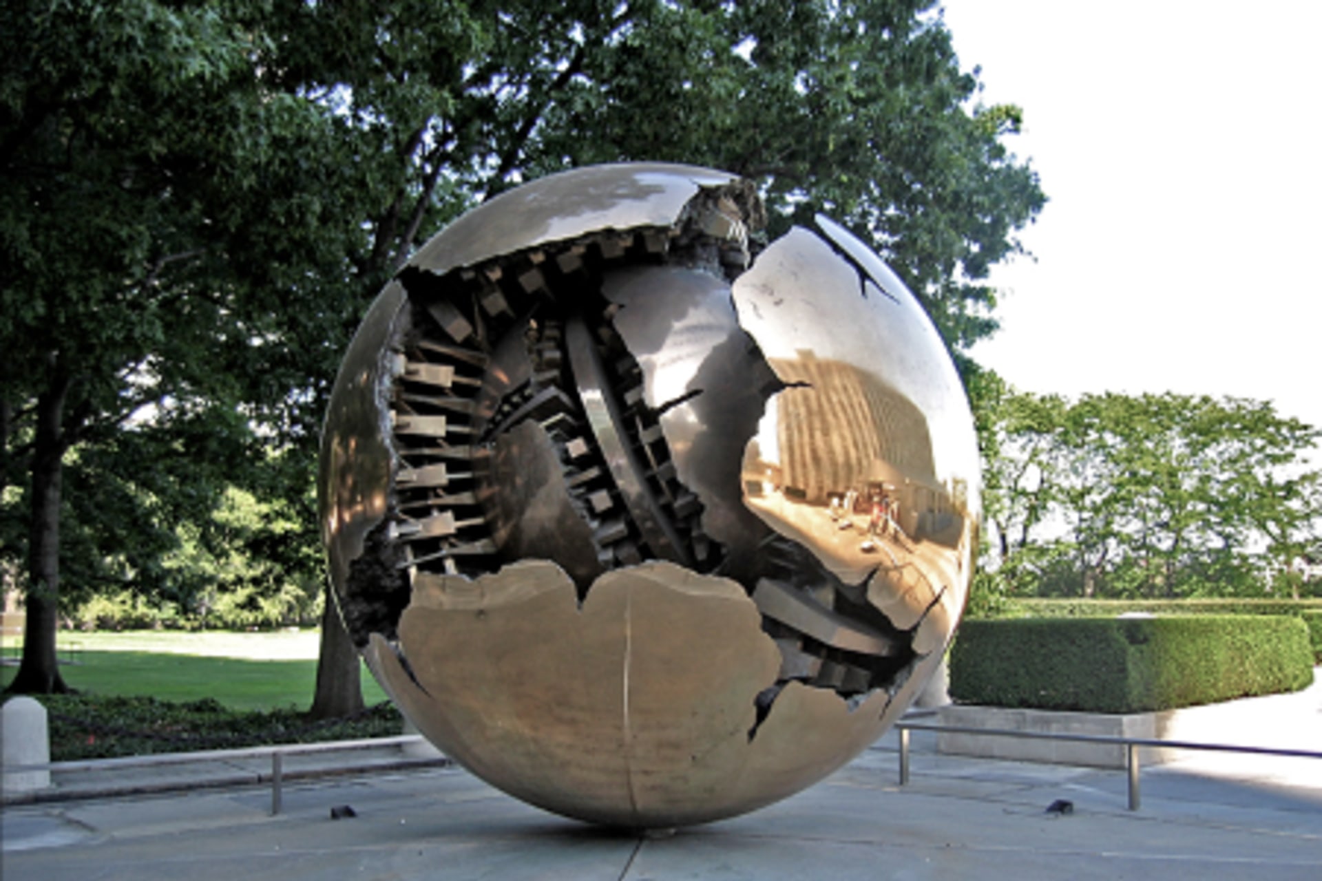 <p>Sphere within a Sphere by Arnaldo Pomodoro, United Nations (New York).</p>

