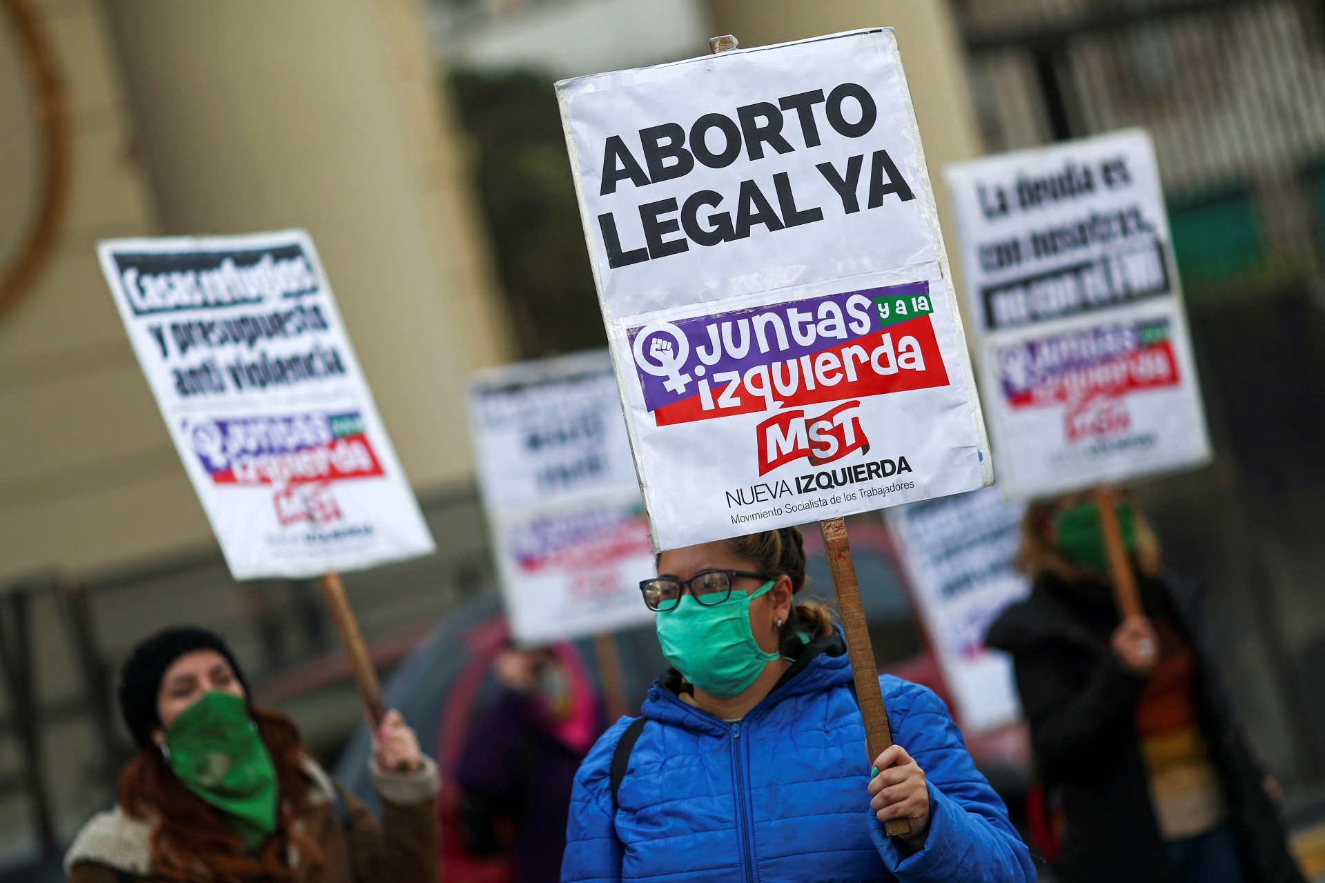 <p>A demonstrator wearing a face mask holds a placard that reads “Legal Abortion Now”, on the 5th anniversary of the “Ni Una Menos” movement, in Buenos Aires, Argentina June 3, 2020.</p>
