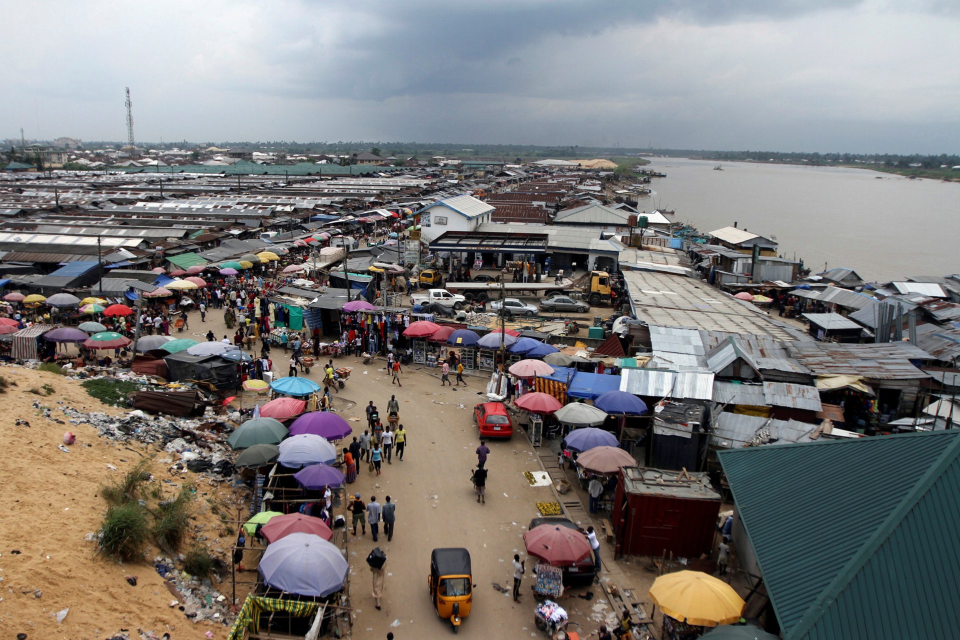 <p>A view of the Swali market alongside the river Nun, in Yenagoa, the capital of Nigeria’s oil state of Bayelsa November 27, 2012.</p>
