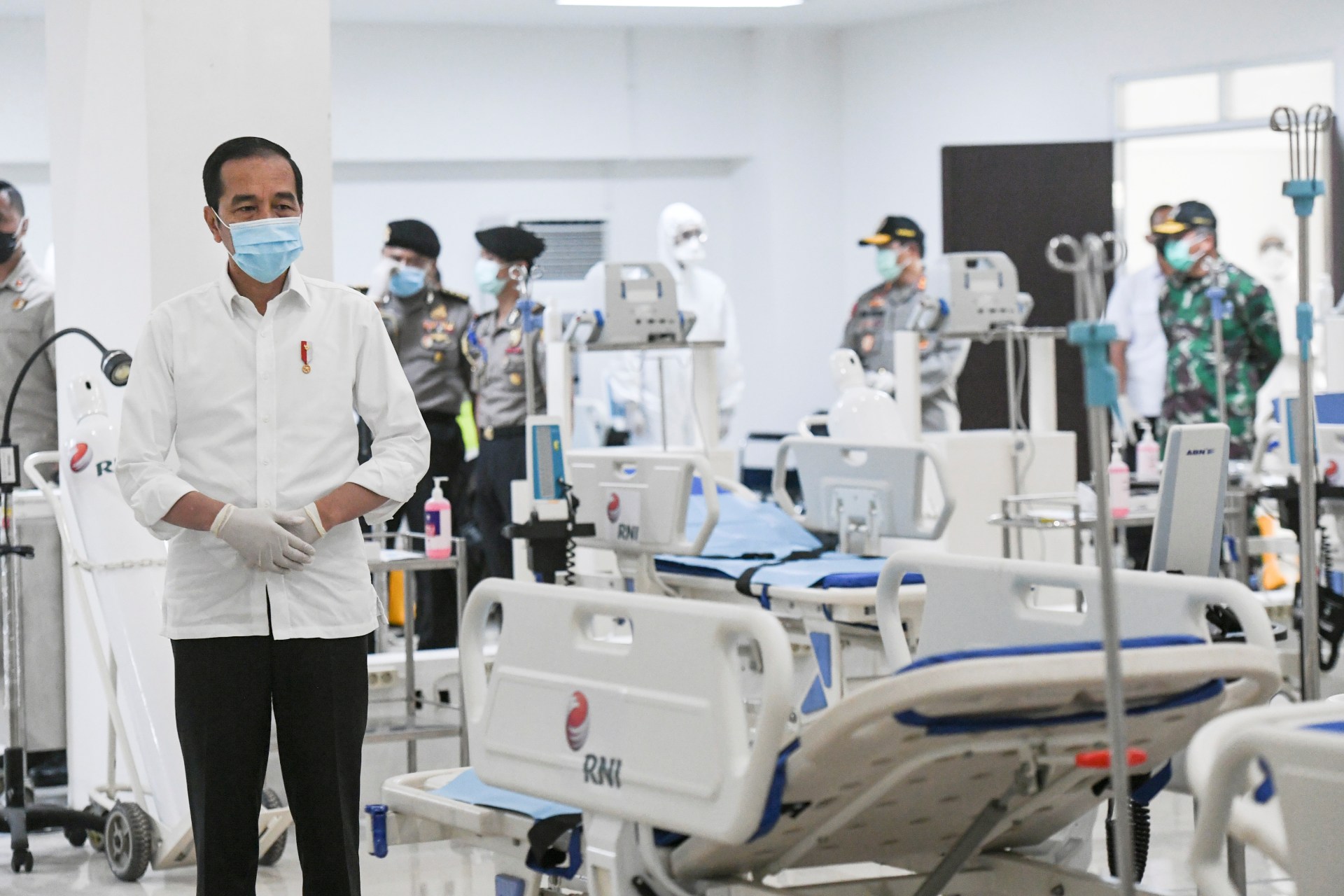 <p>Indonesia’s President Joko Widodo takes a look at the emergency hospital handling of COVID-19 in Kemayoran Athletes Village, to prevent the spread of coronavirus disease in Jakarta, Indonesia on March 23, 2020.</p>
