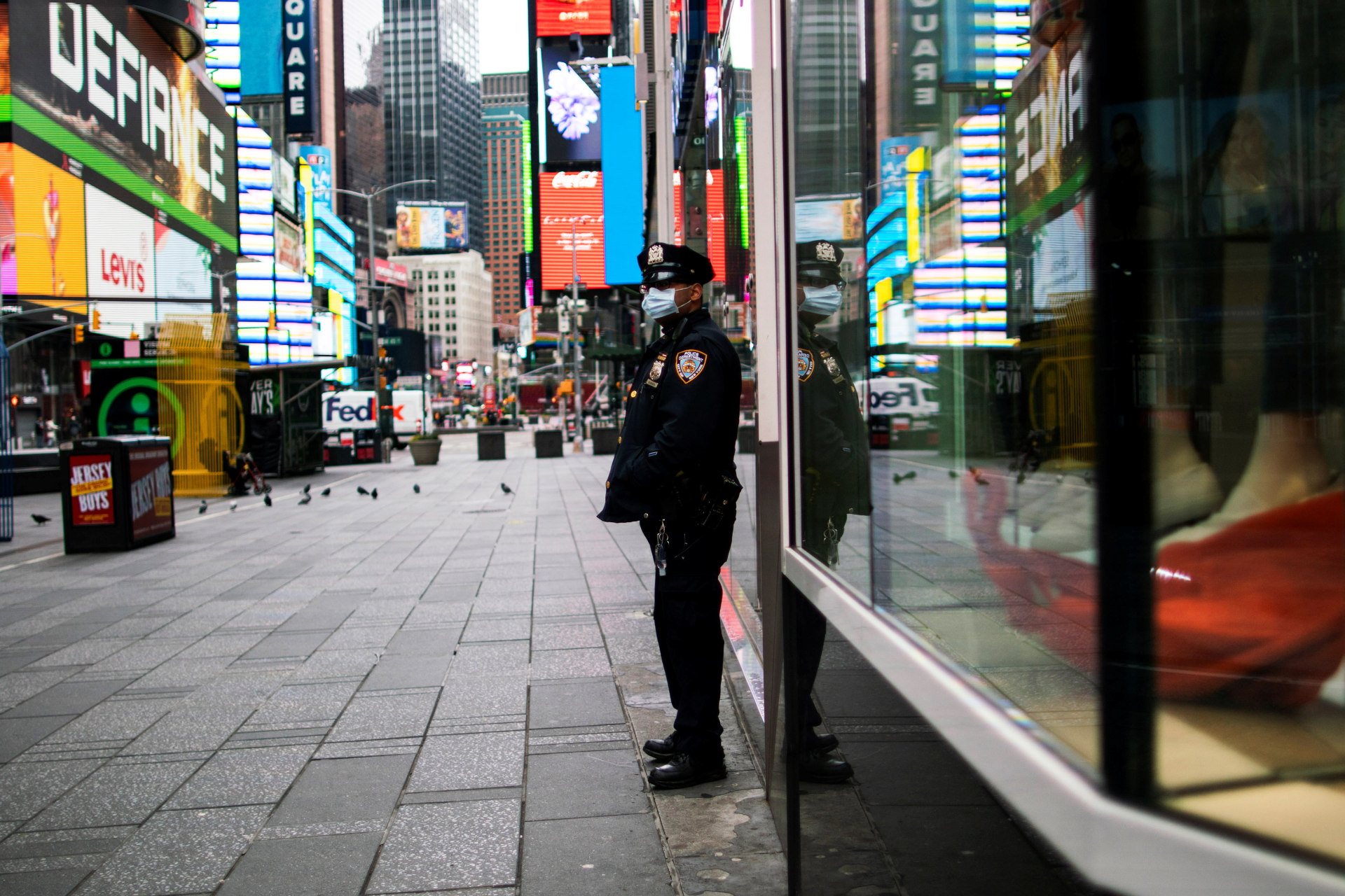 <p>A New York Police officer stands guard in an almost empty Times Square during the outbreak of the coronavirus disease (COVID-19) in New York City, U.S., March 31, 2020.</p>