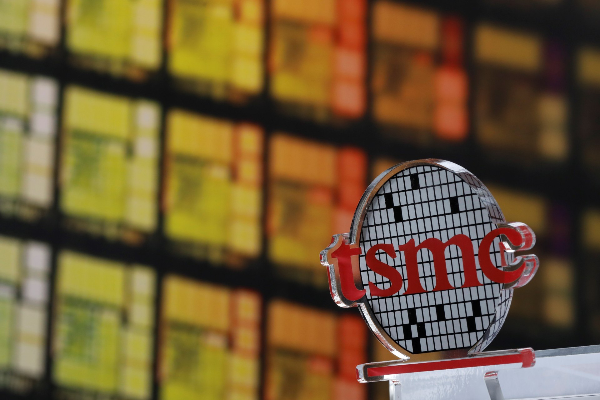 <p>A logo of Taiwan Semiconductor Manufacturing Co (TSMC) is seen at its headquarters in Hsinchu, Taiwan.</p>
