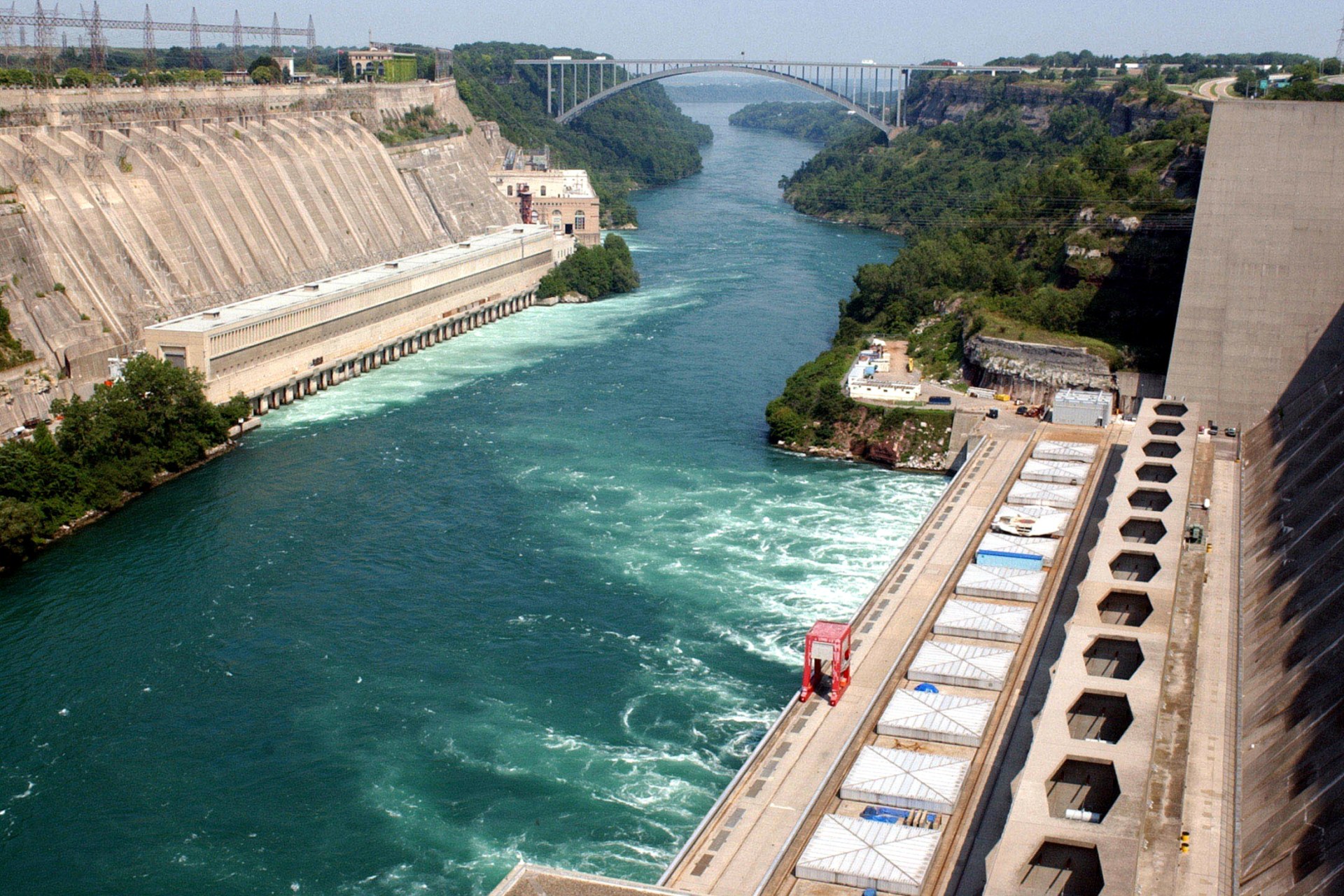 <p>The Niagara River Gorge cuts through Ontario Hydro (L) and the Robert Moses Power Plant (R) at the United States-Canadian Border on August 15, 2003.</p>