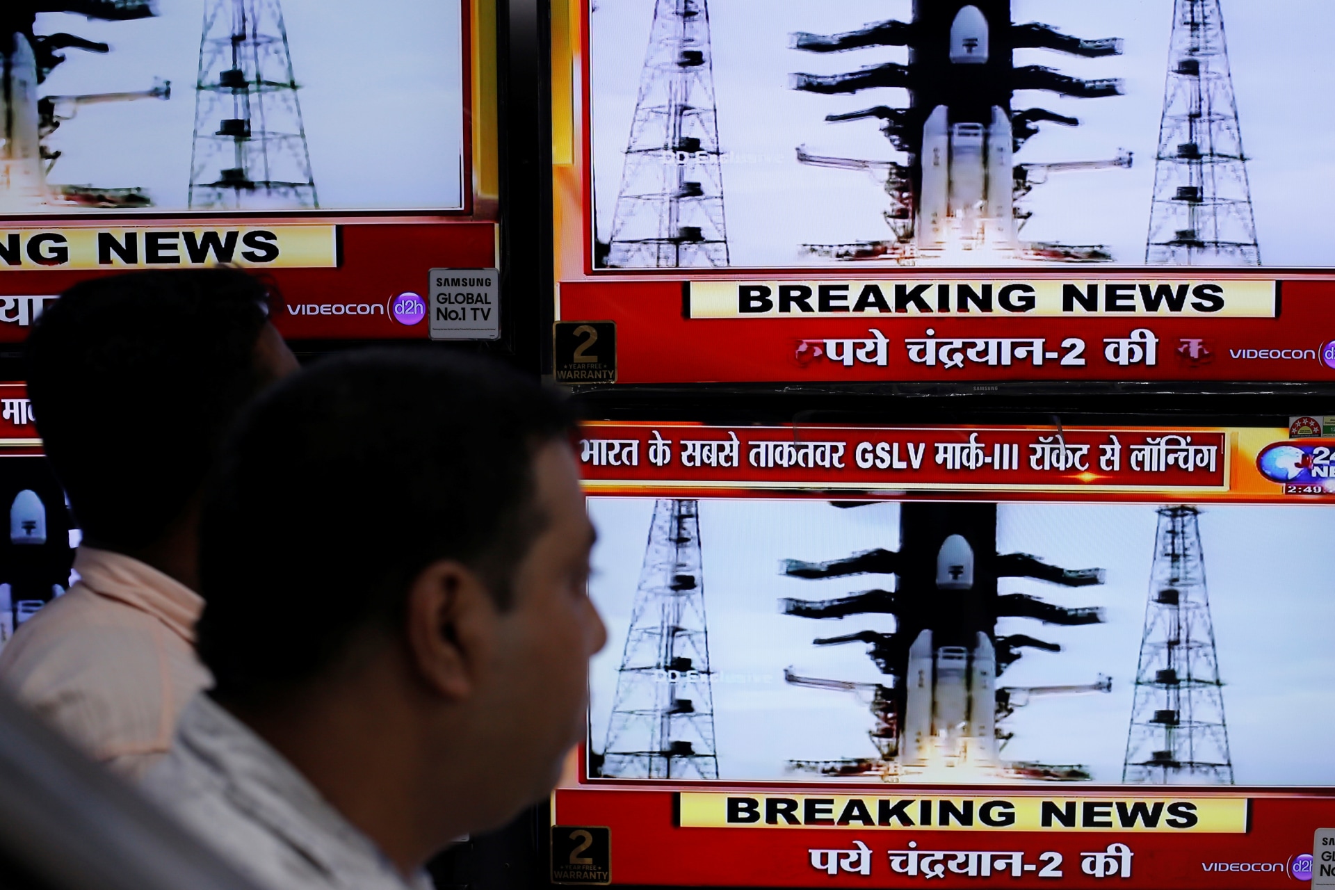 <p>People watch a live broadcast of India’s second lunar mission, Chandrayaan-2, inside an electronics showroom in Kolkata, India, July 22, 2019.</p>
